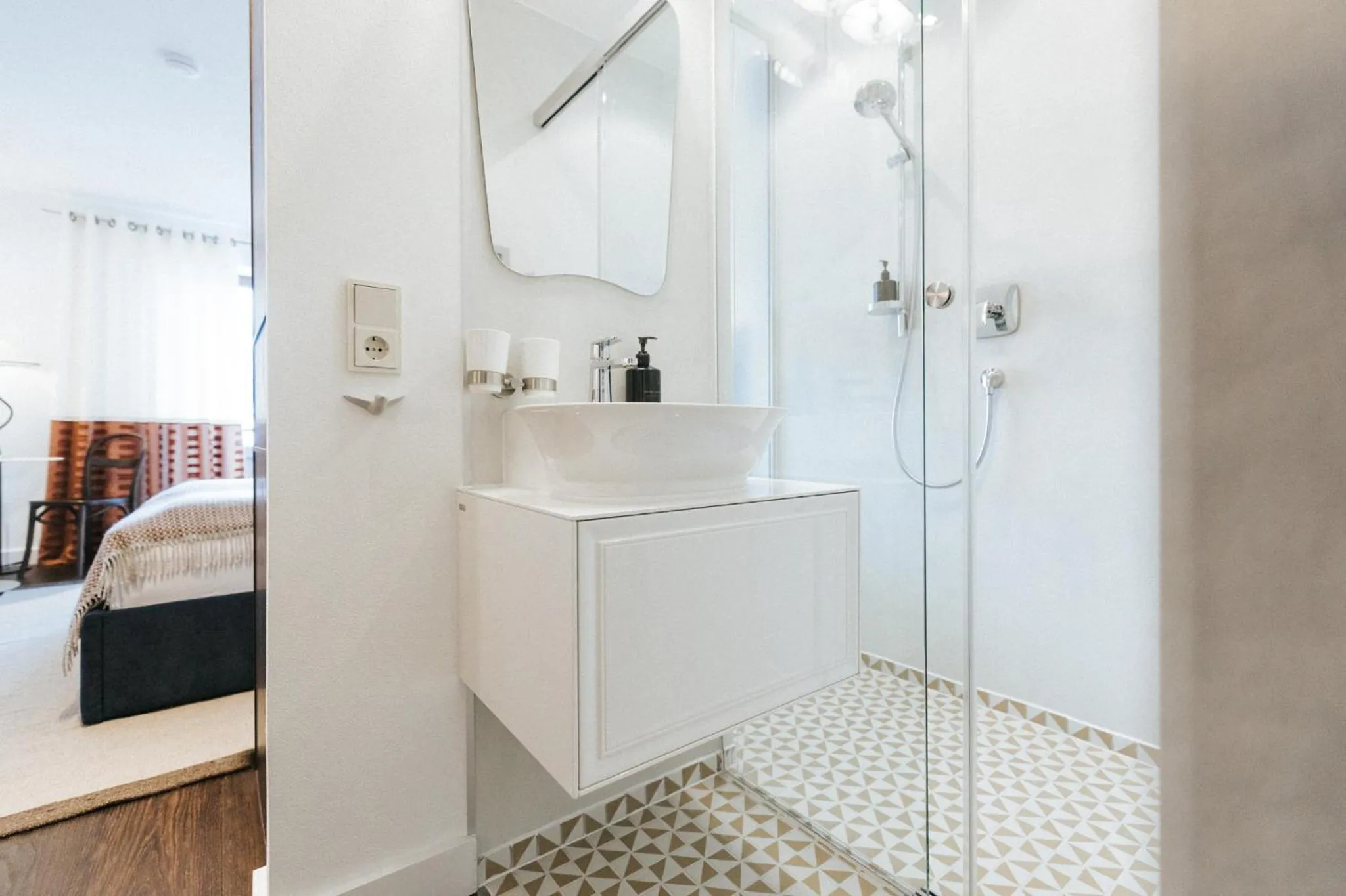 Shower, Bed in VILLA OXA - Boutique Design Hotel