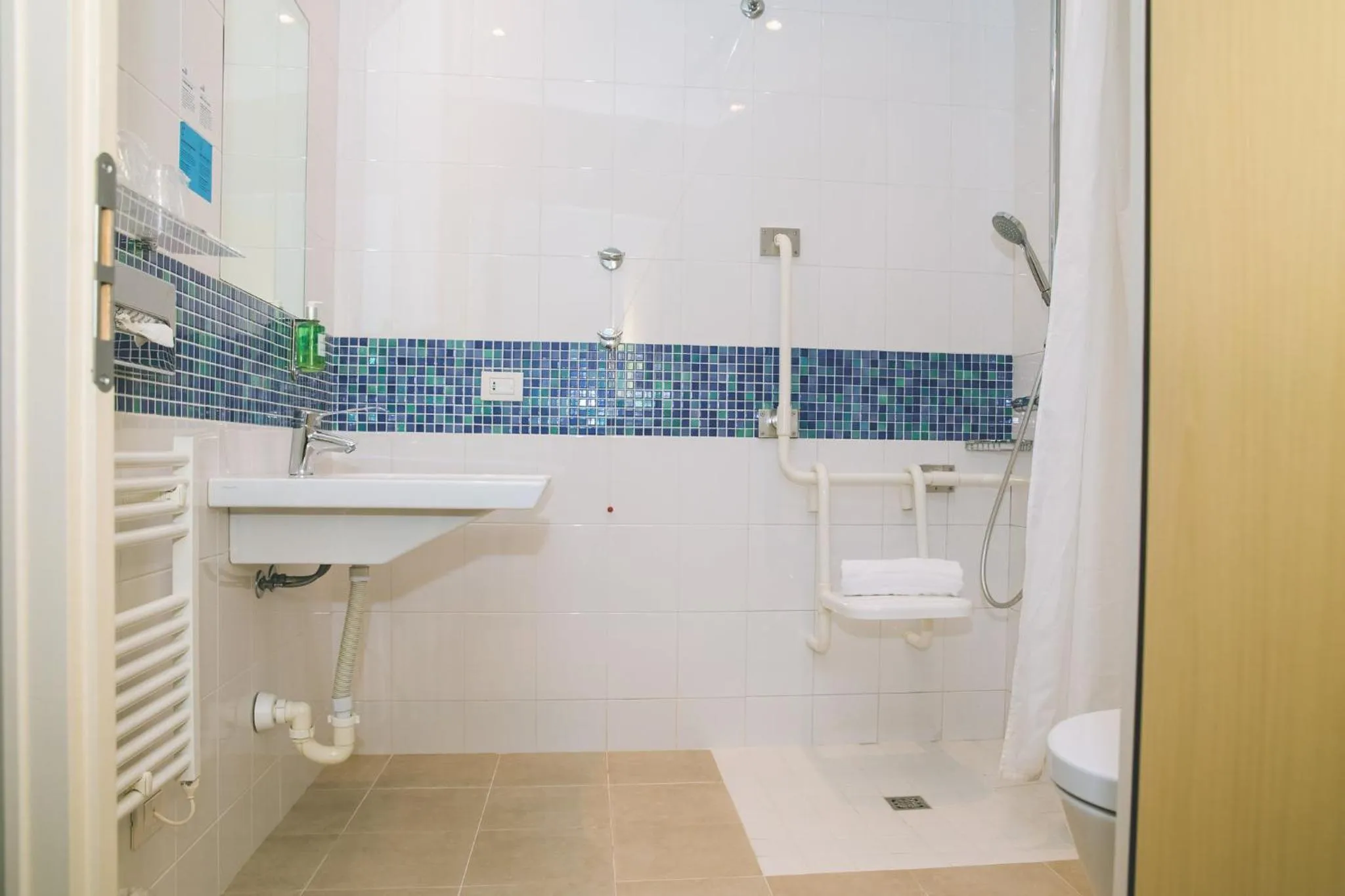 Photo of the whole room in Holiday Inn Express Milan-Malpensa Airport by IHG