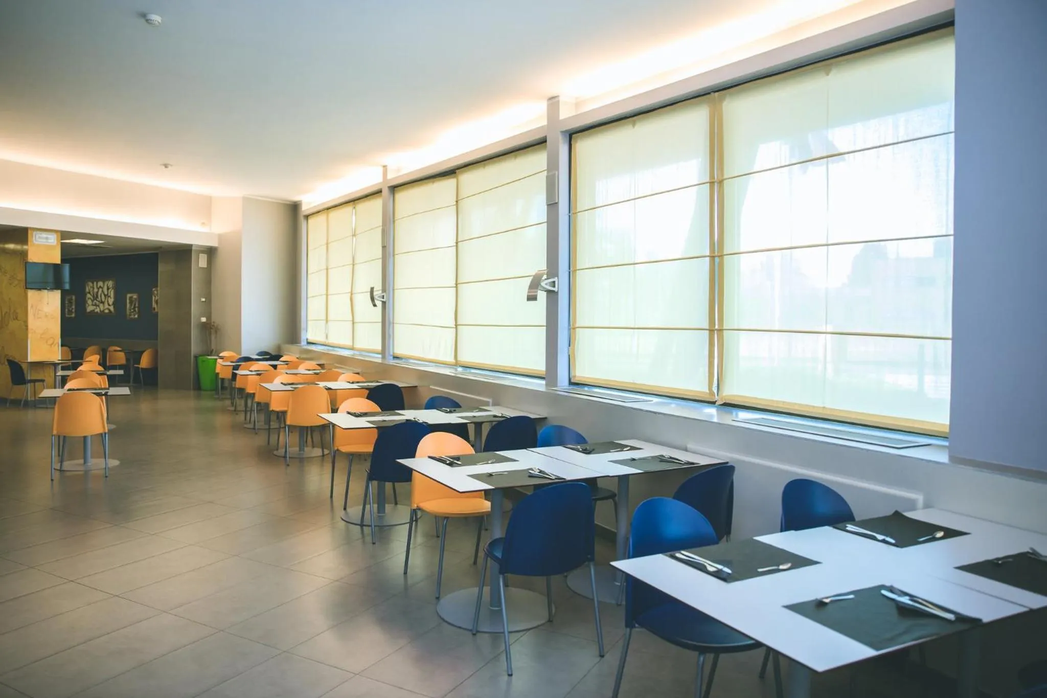 Restaurant/places to eat in Holiday Inn Express Milan-Malpensa Airport by IHG