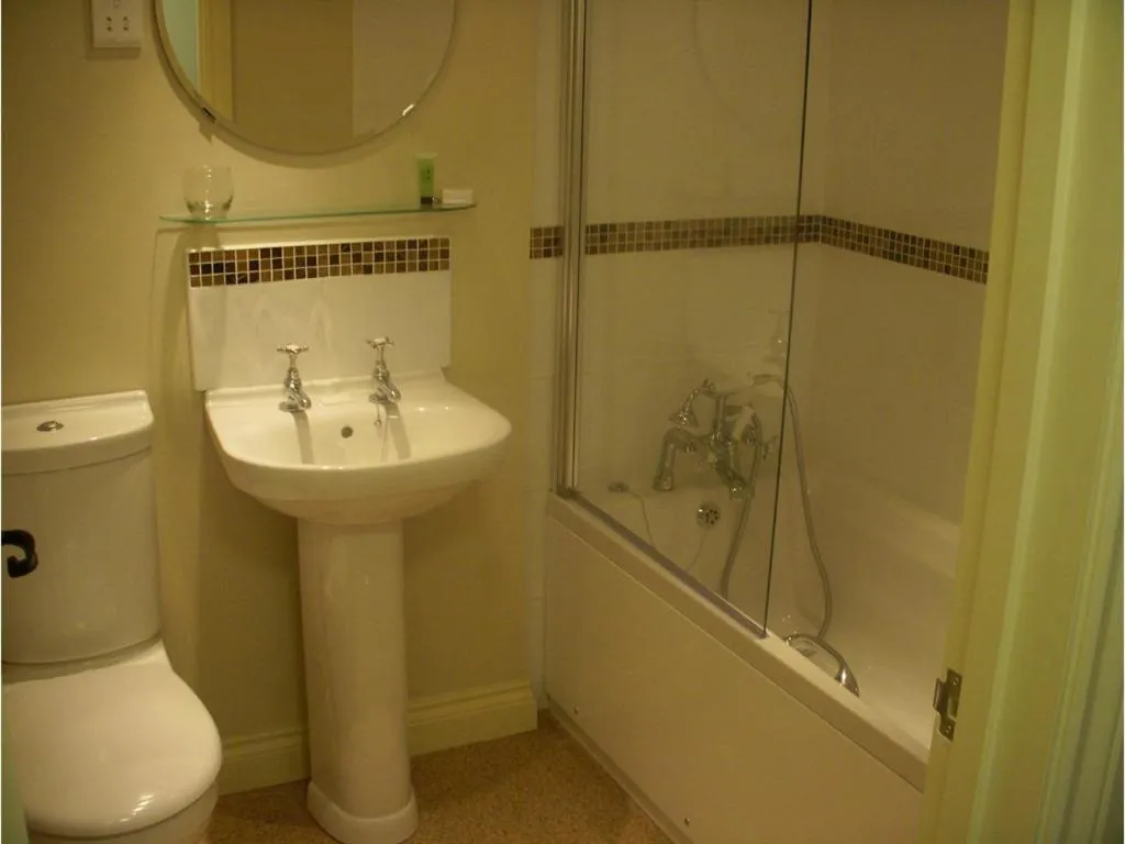 Bathroom in Broom Hall Inn