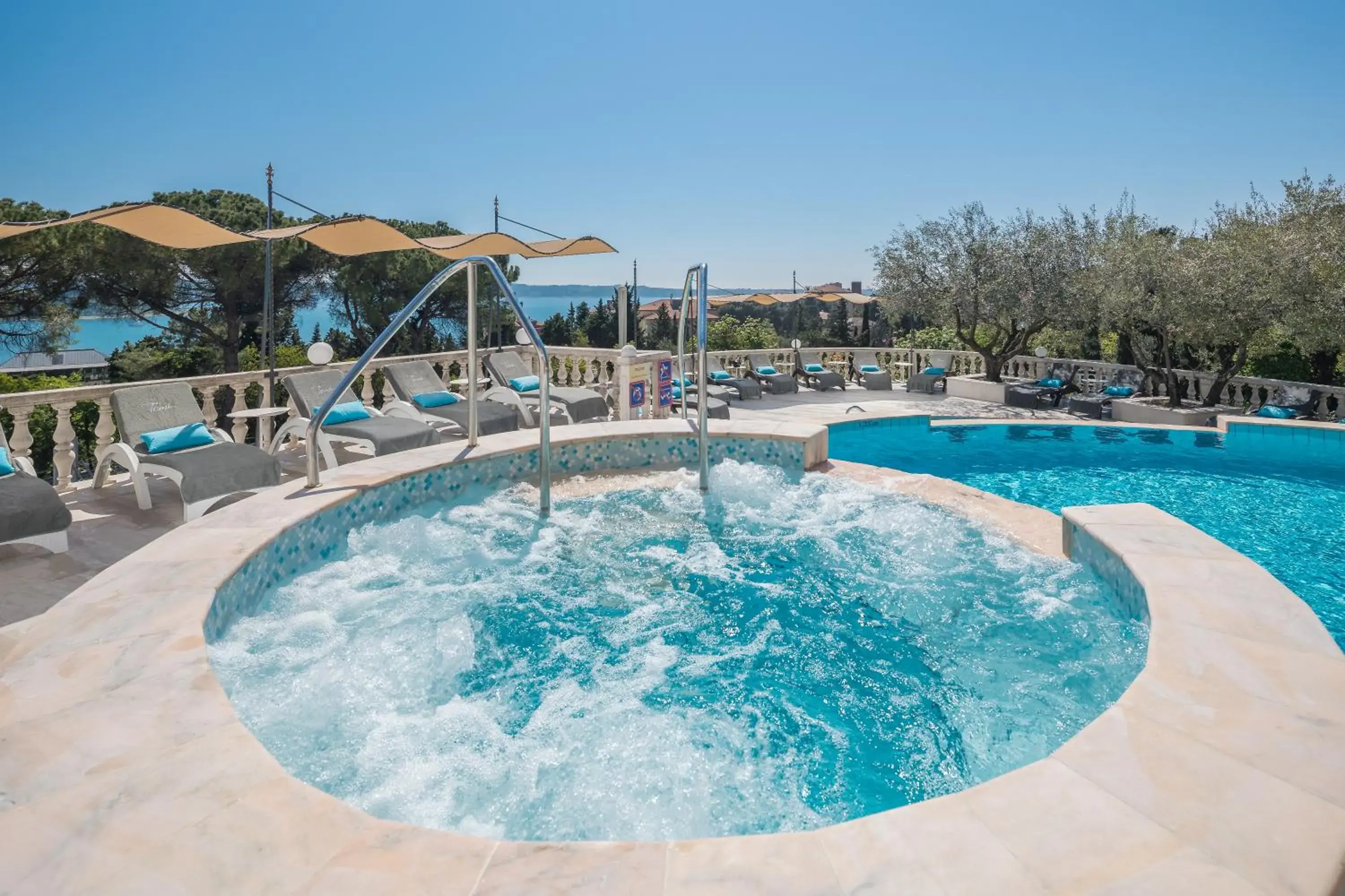 Swimming Pool in Hotel Tomi