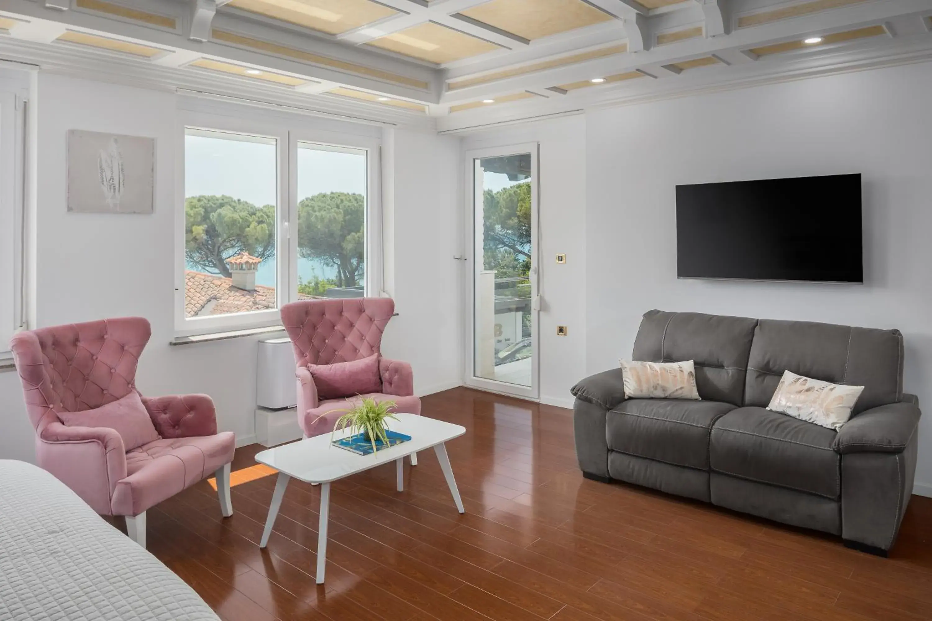 TV and multimedia, Seating Area in Hotel Tomi