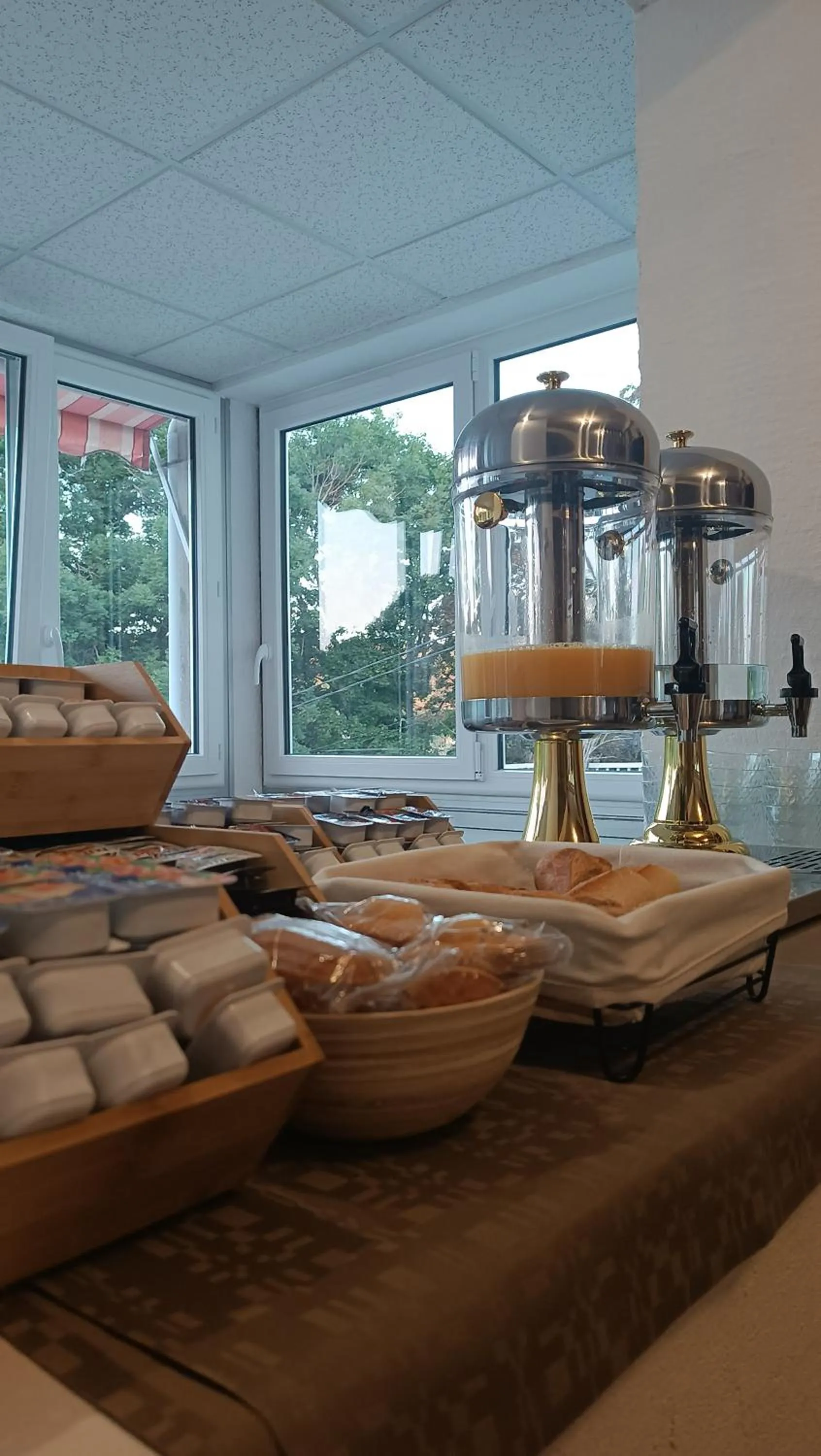 Buffet breakfast in Hôtel Le Pommeil