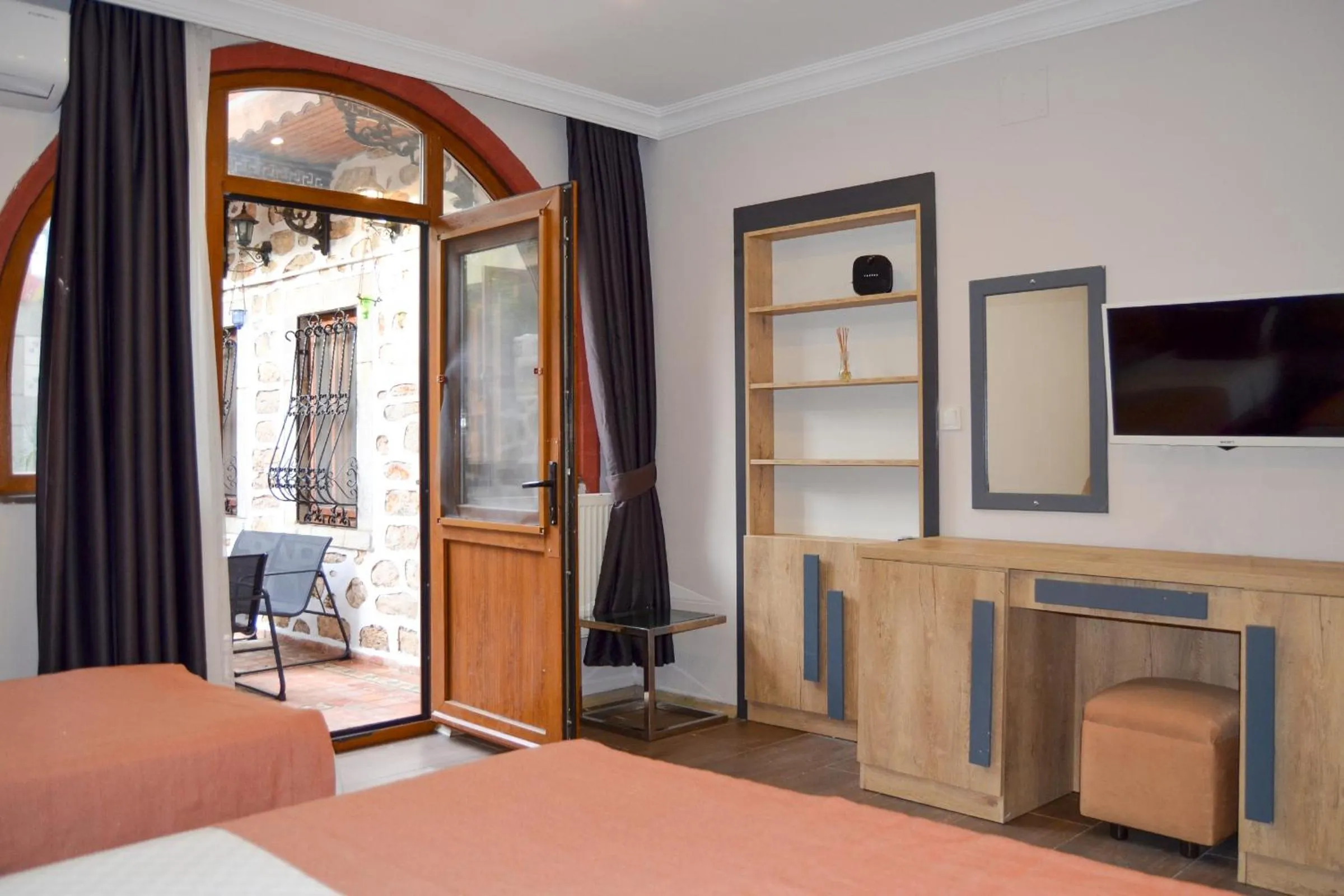 Facade/entrance, Bed in Akkan Hotel