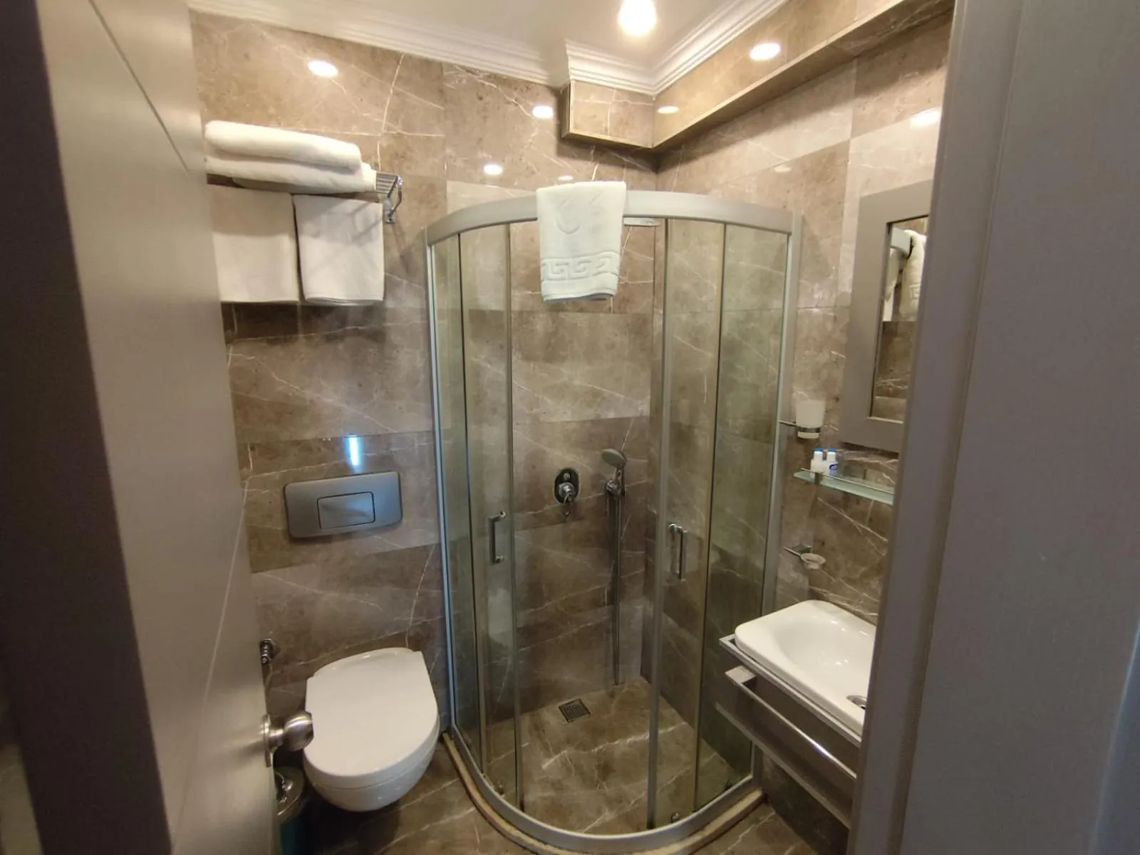 Shower in Akkan Hotel