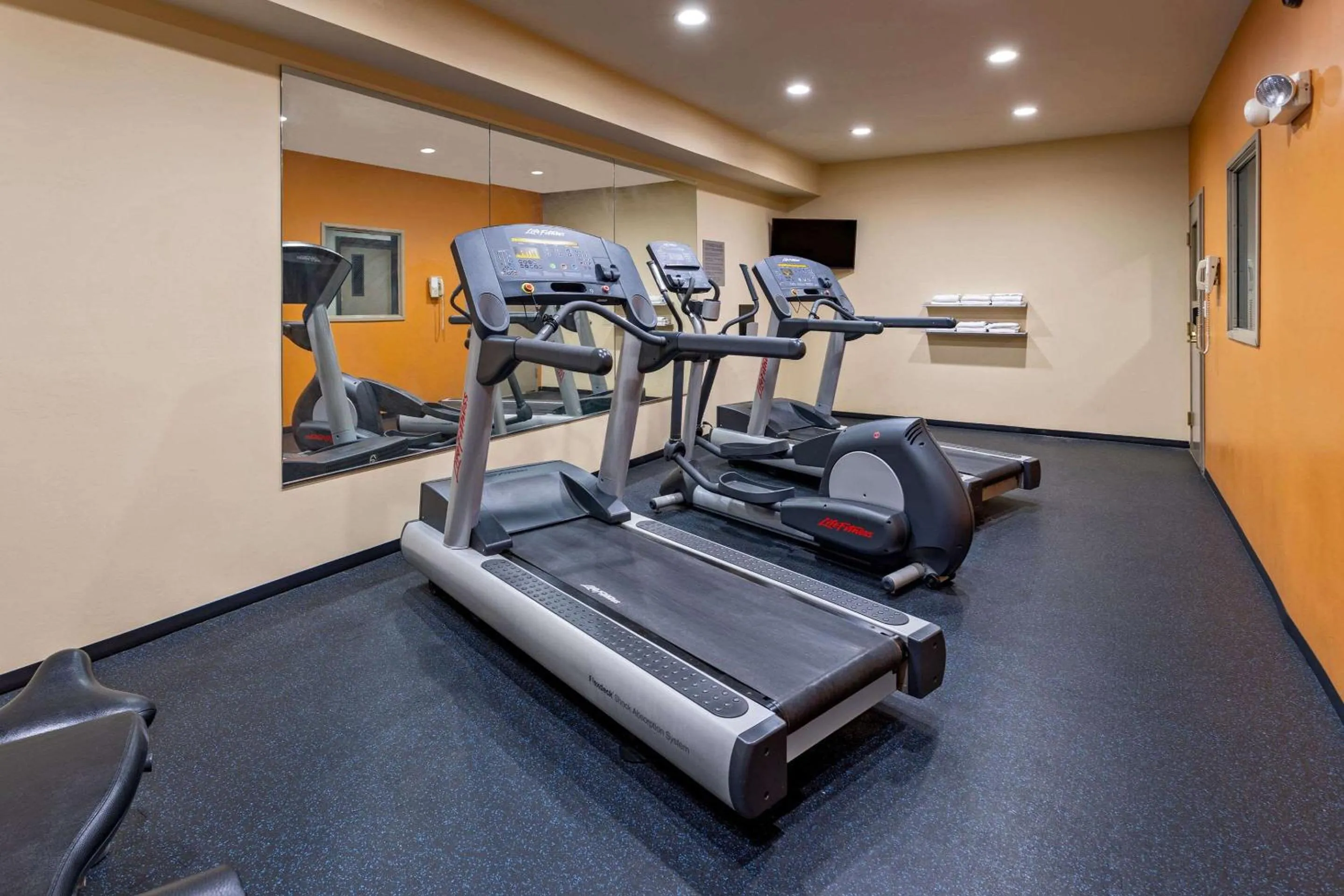 Fitness centre/facilities in Country Inn & Suites by Radisson, Salisbury, MD