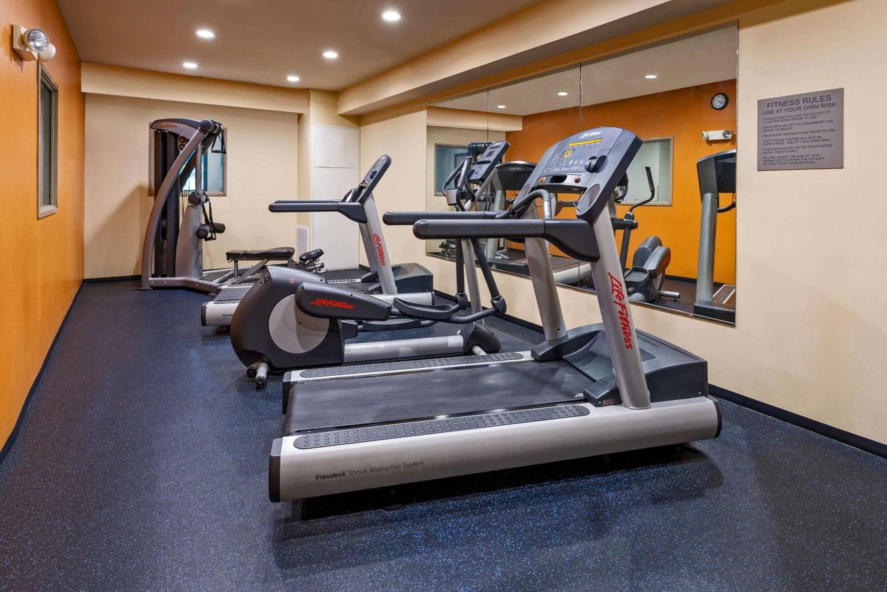 Fitness centre/facilities in Country Inn & Suites by Radisson, Salisbury, MD