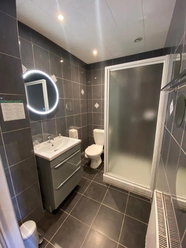 Shower in Hotel Le Pelican