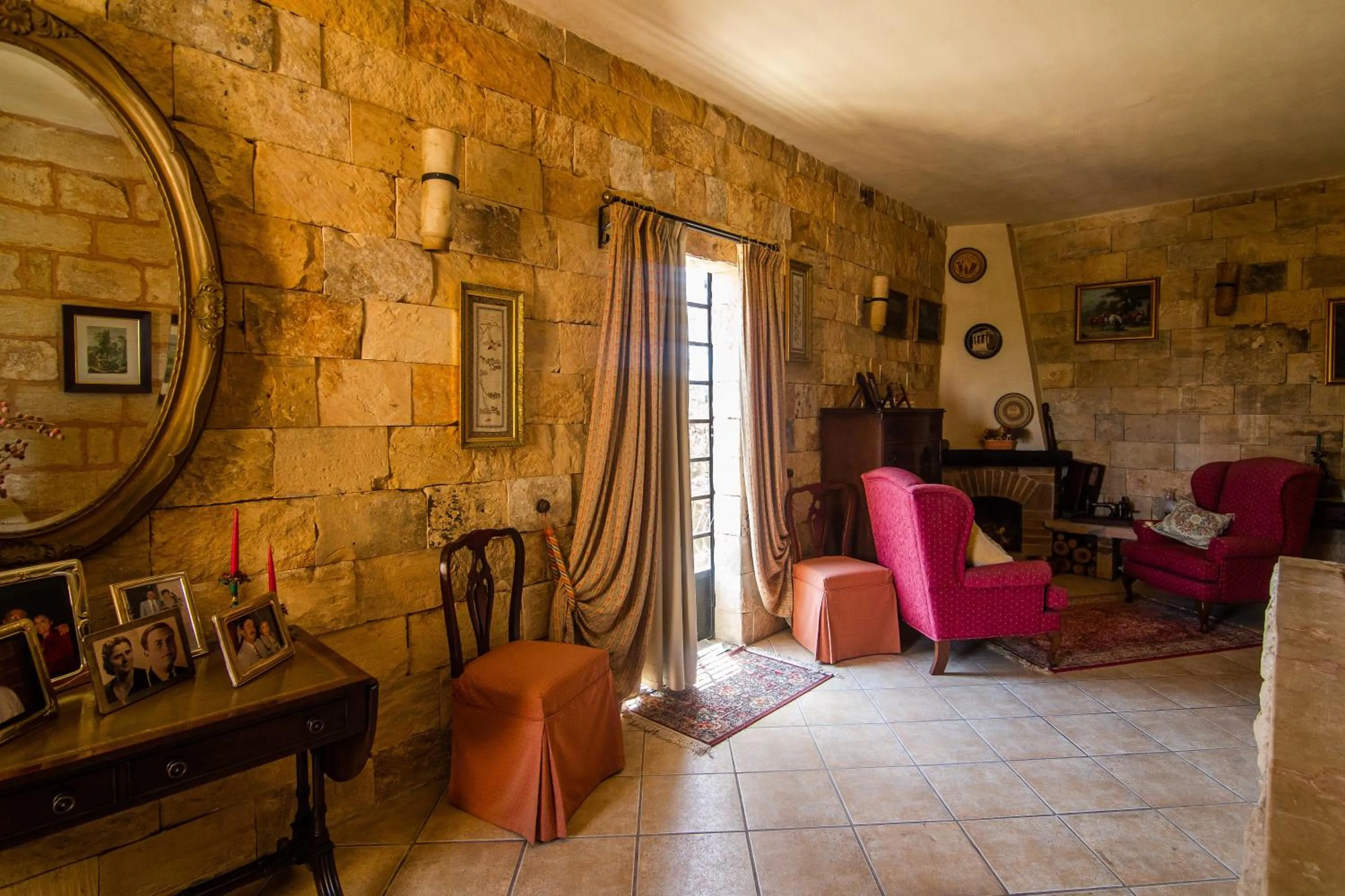 Communal lounge/ TV room in Ta' Bertu Host Family Bed & Breakfast