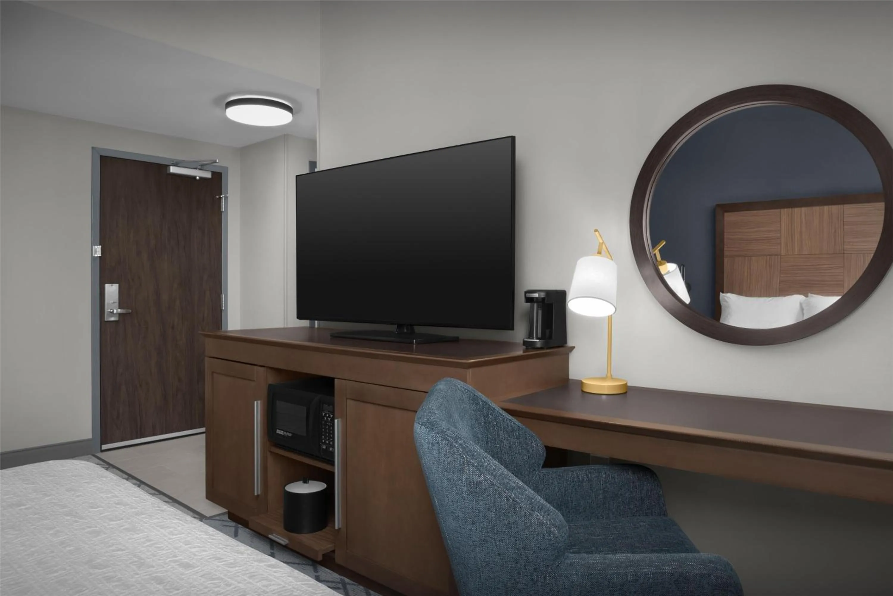 Bedroom in Hampton Inn Indianapolis Downtown Across from Circle Centre