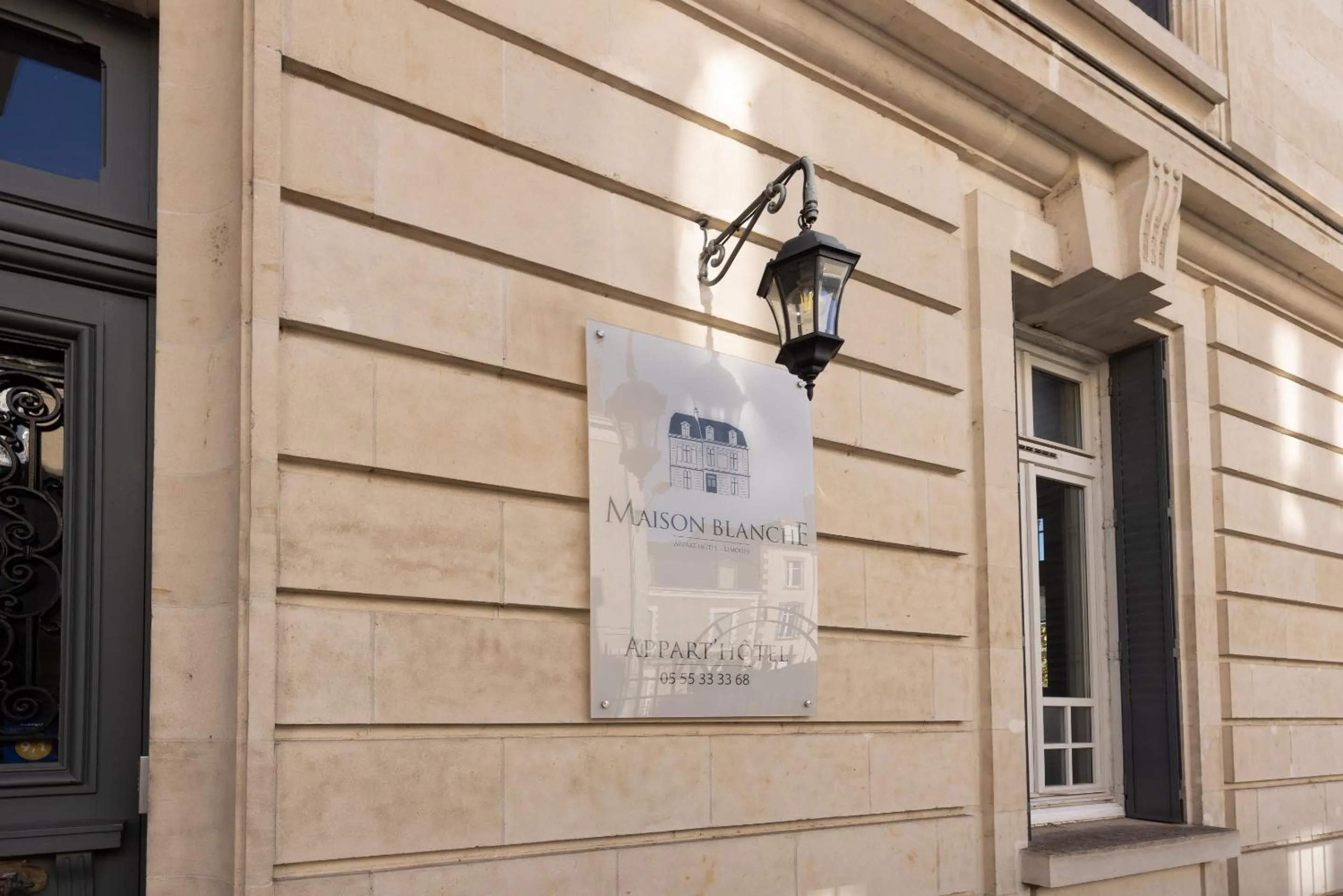 Facade/entrance in La Maison Blanche - AppartHôtels de charme Chic & Cosy à 350m du cœur de ville de Limoges - Accès autonome
