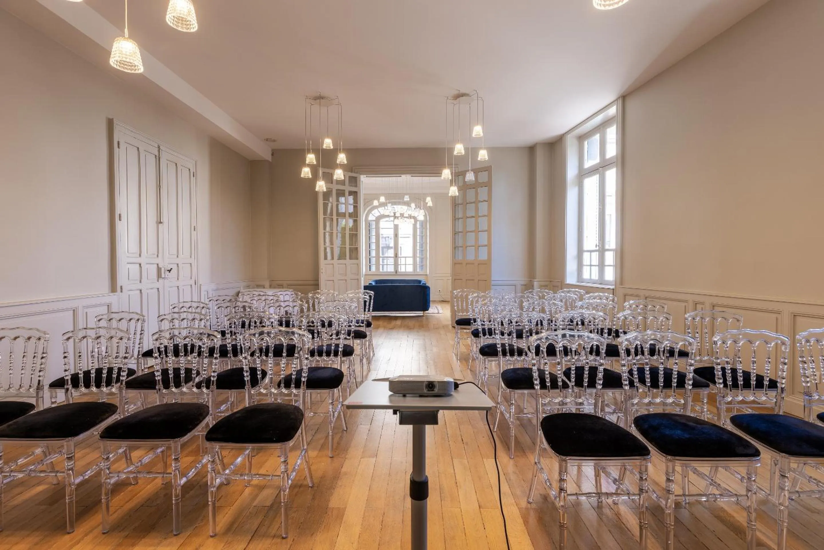 Meeting/conference room in La Maison Blanche - AppartHôtels de charme Chic & Cosy à 350m du cœur de ville de Limoges - Accès autonome