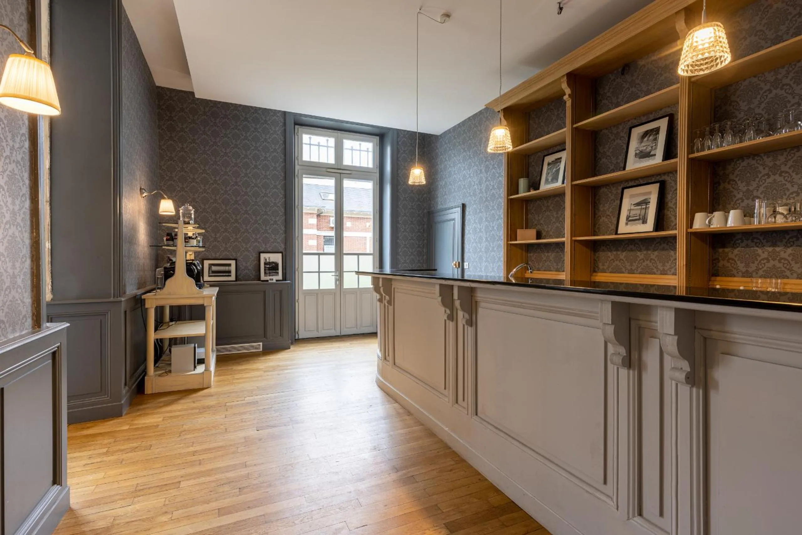 Lounge or bar in La Maison Blanche - AppartHôtels de charme Chic & Cosy à 350m du cœur de ville de Limoges - Accès autonome