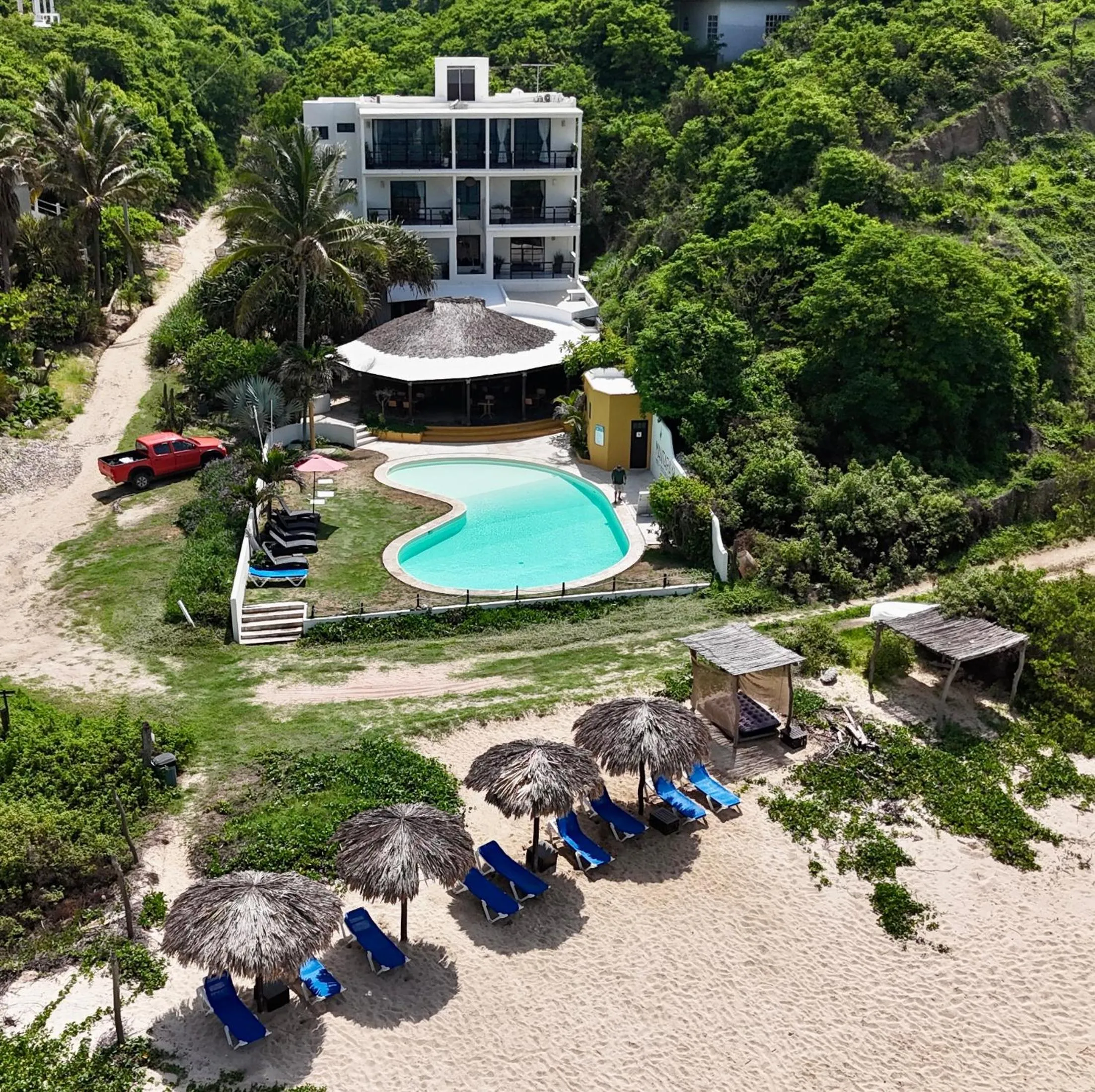 Manta Raya Hotel - right on the beach