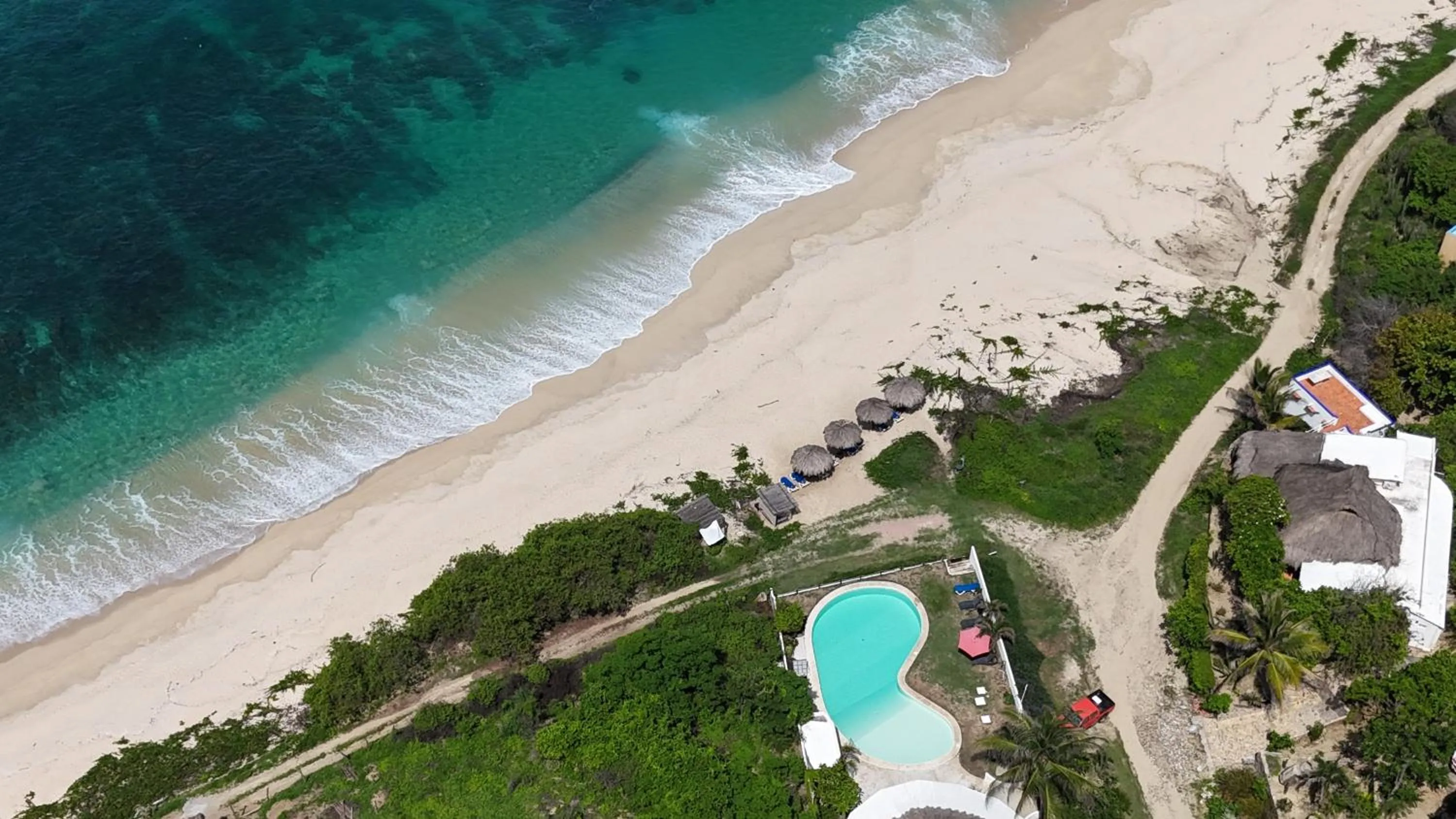 Manta Raya Hotel - right on the beach