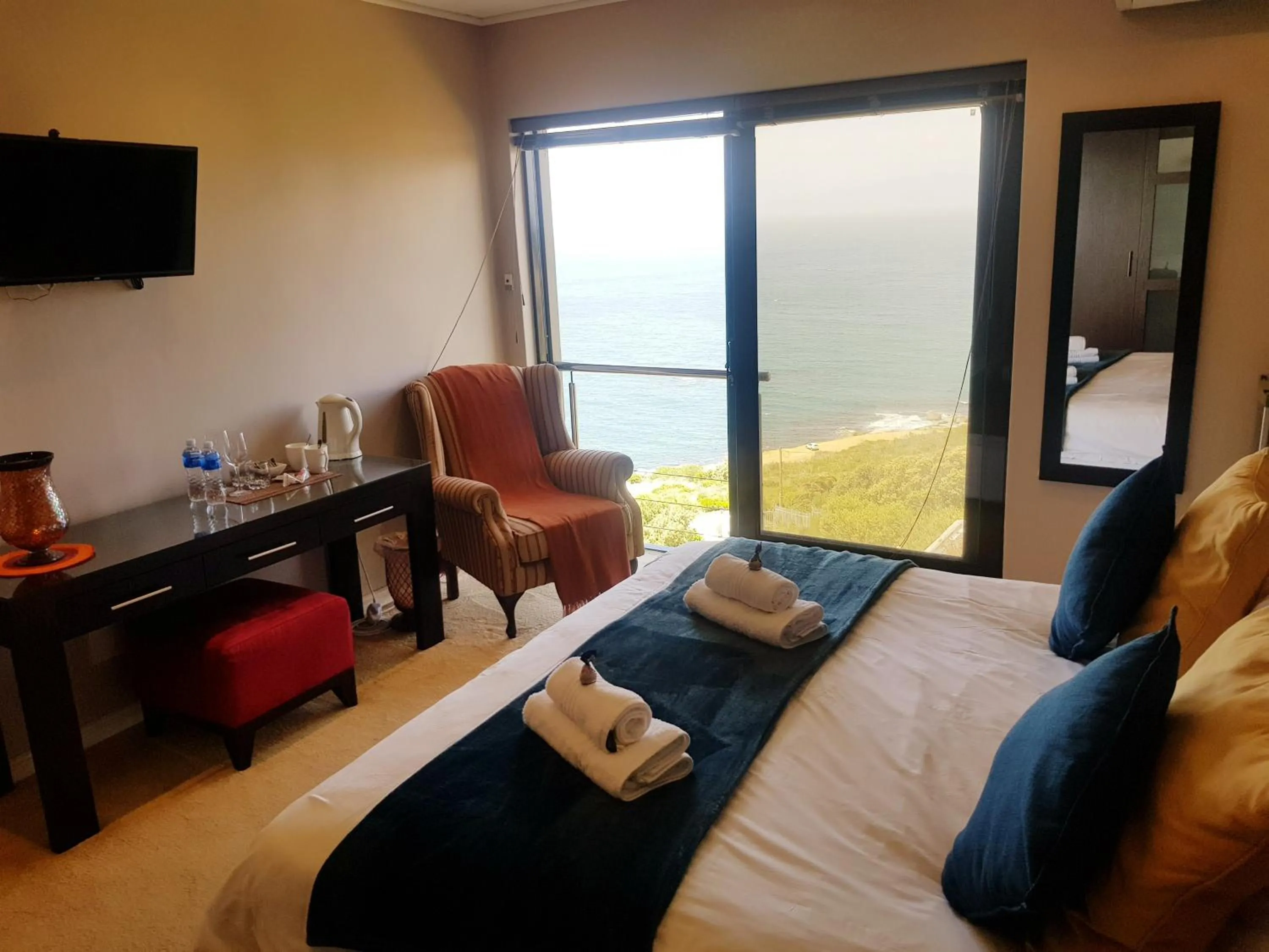 Sea view, Bed in Aqua Terra Boutique Guesthouse - Simon's Town, Cape Town