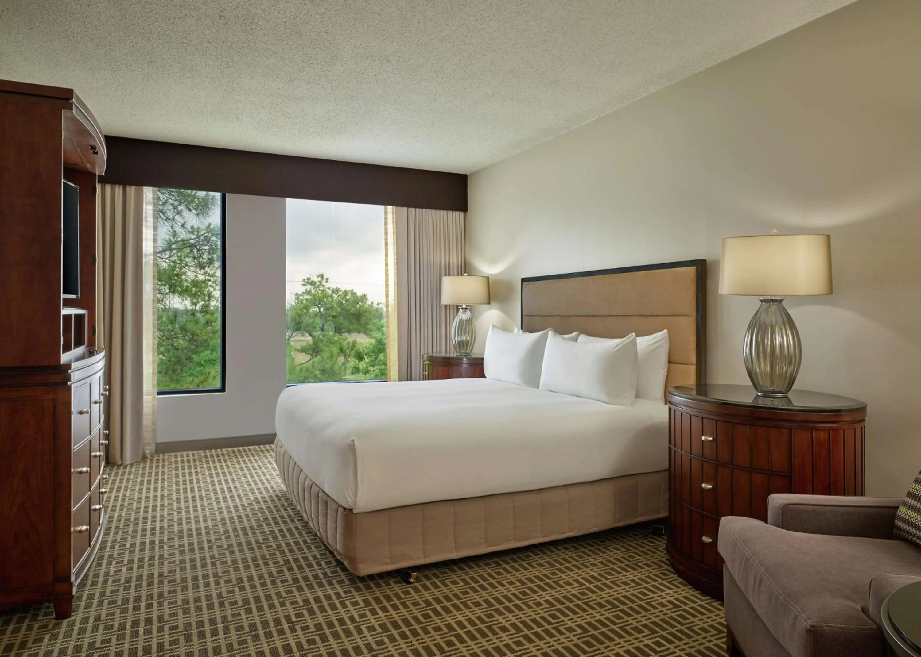 Bedroom, Bed in DoubleTree by Hilton Houston Intercontinental Airport