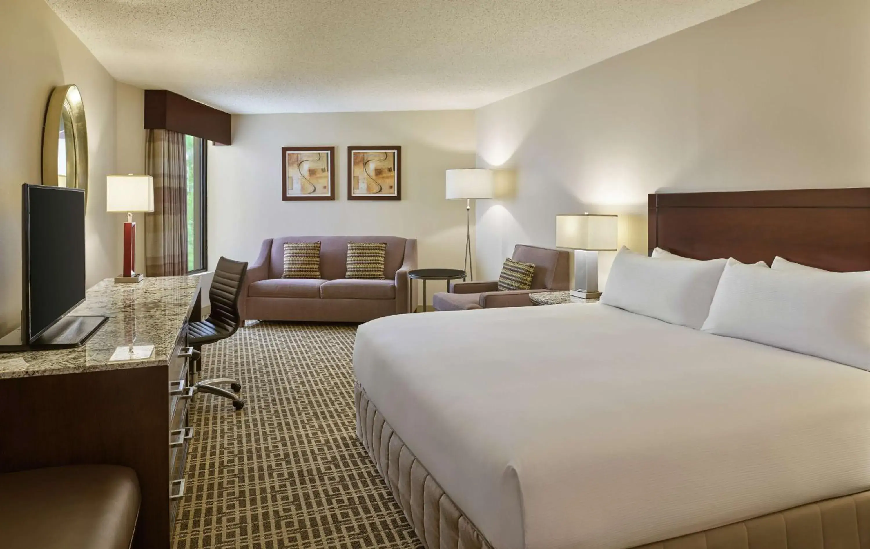 Deluxe King Room in DoubleTree by Hilton Houston Intercontinental Airport Deluxe King Room in DoubleTree by Hilton Houston Intercontinental Airport