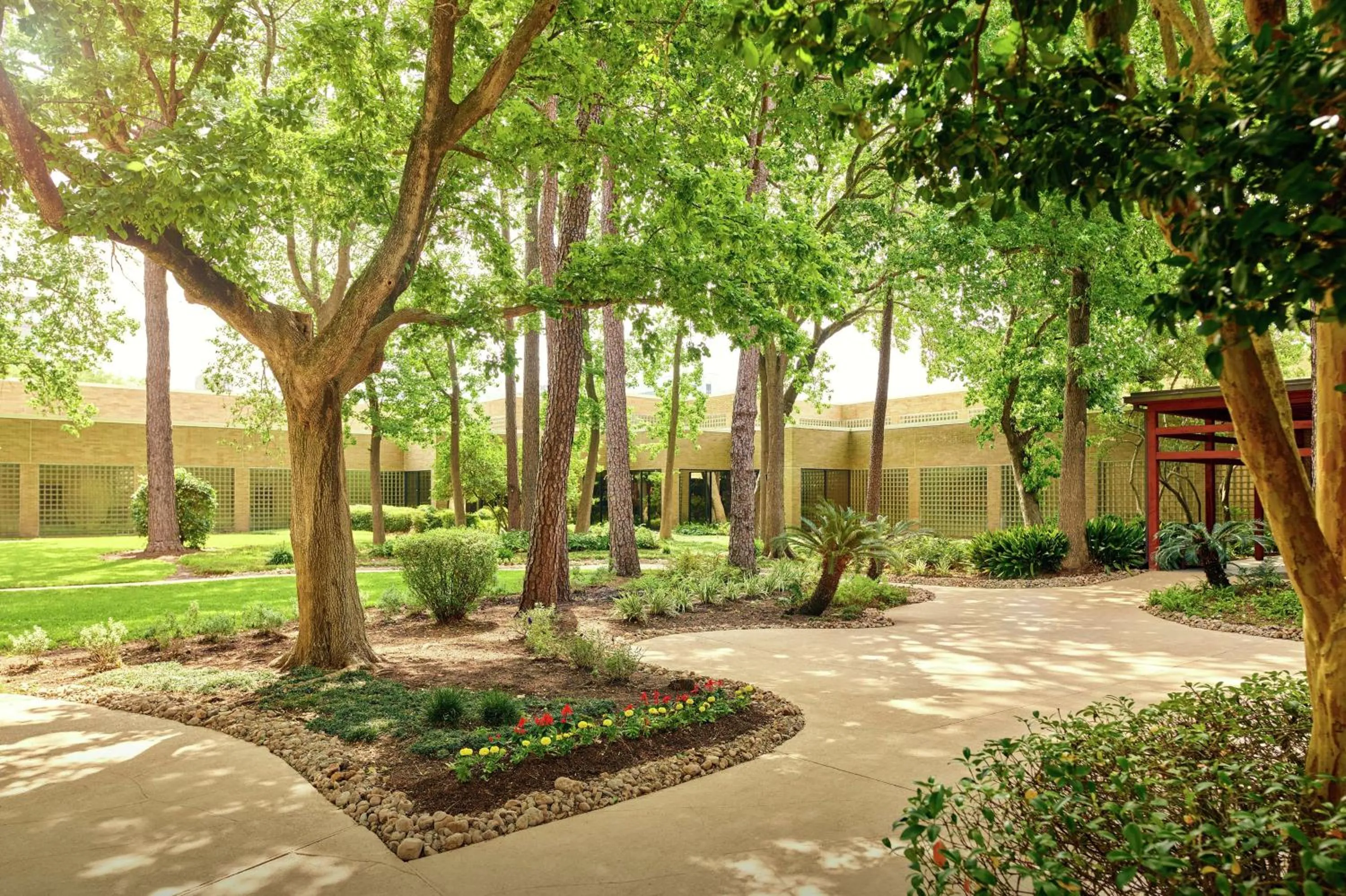 Inner courtyard view in DoubleTree by Hilton Houston Intercontinental Airport