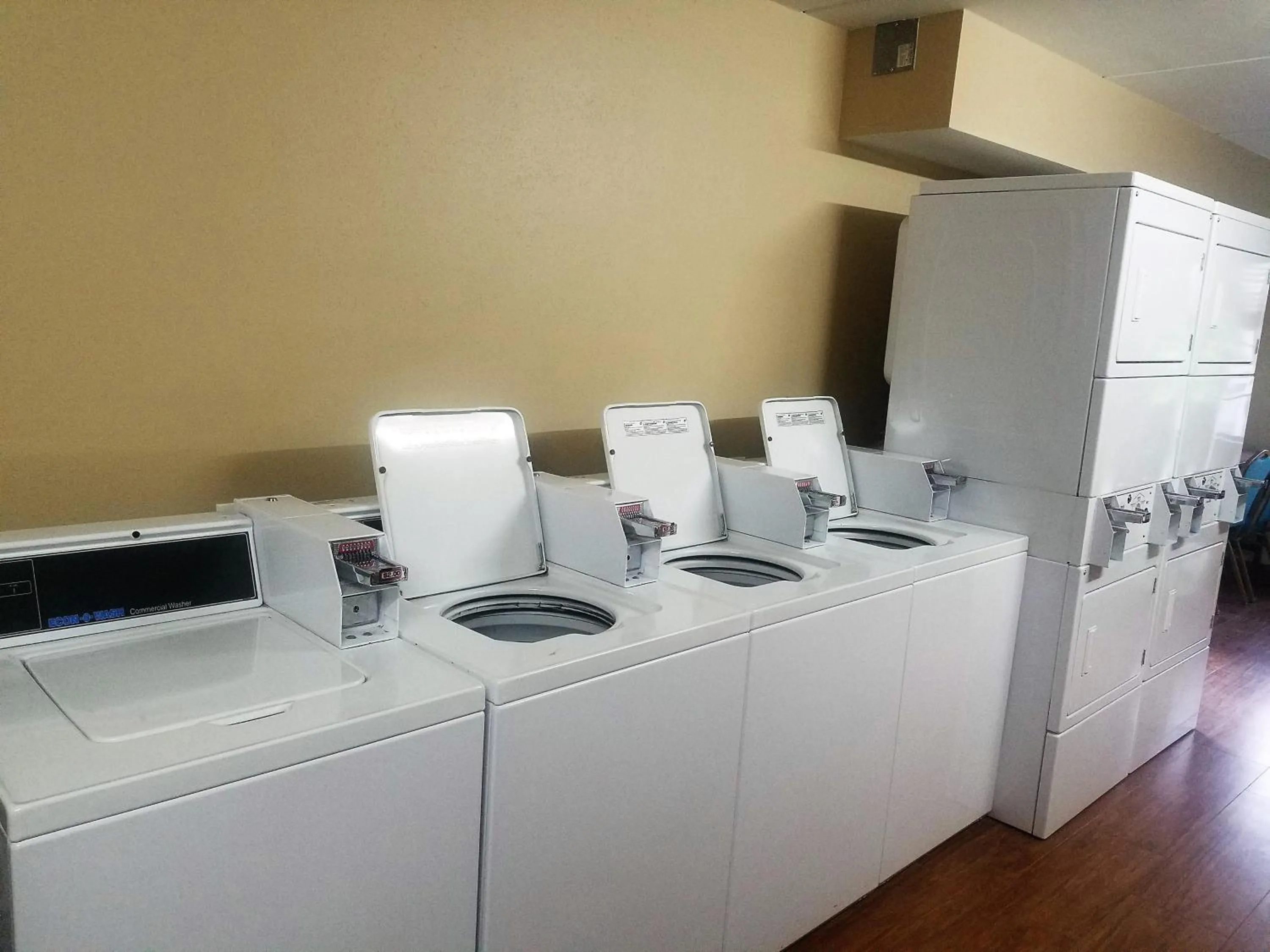laundry, Kitchen/Kitchenette in Red Roof Inn & Suites Houston - Hobby Airport