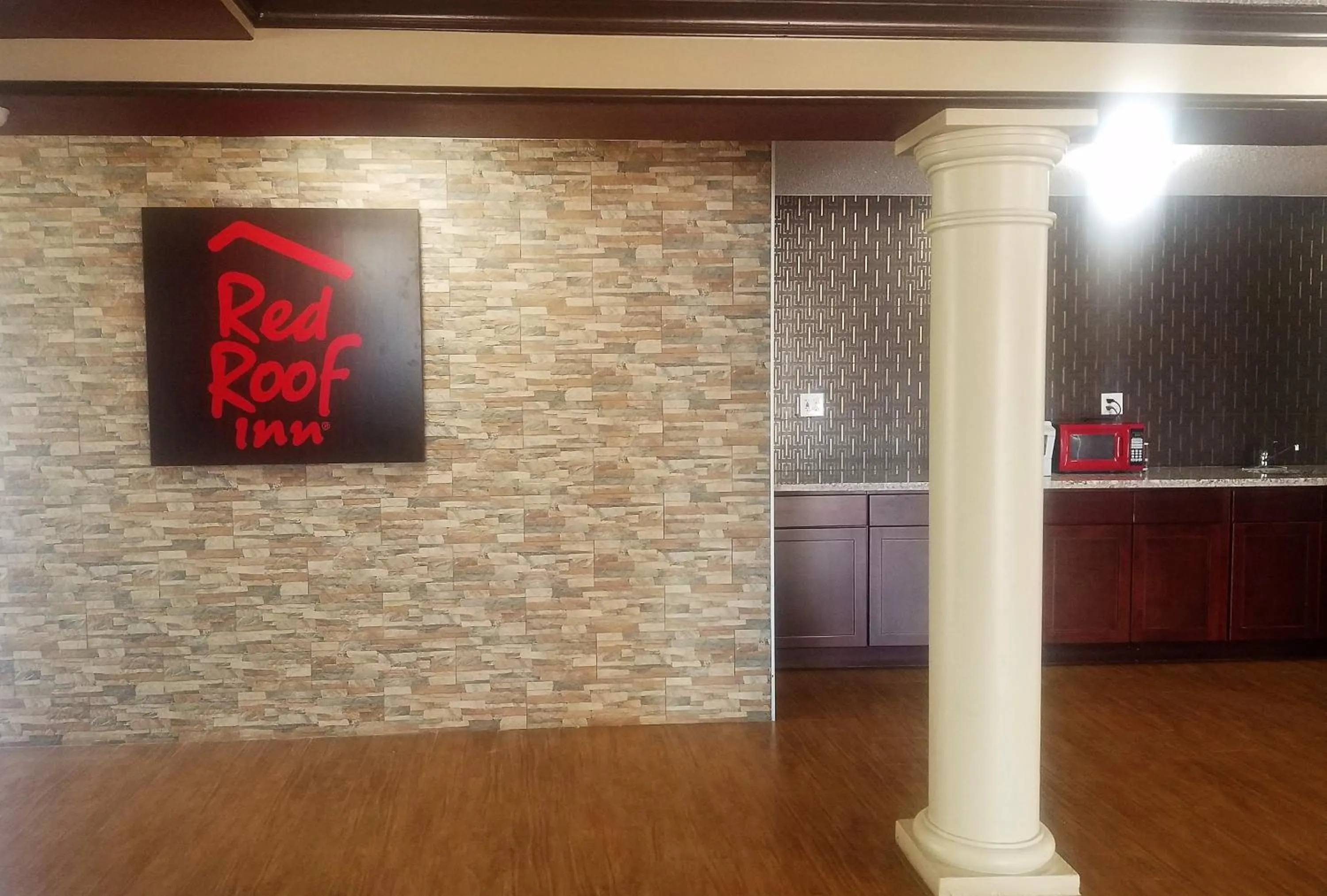 Lobby or reception, Kitchen/Kitchenette in Red Roof Inn & Suites Houston - Hobby Airport