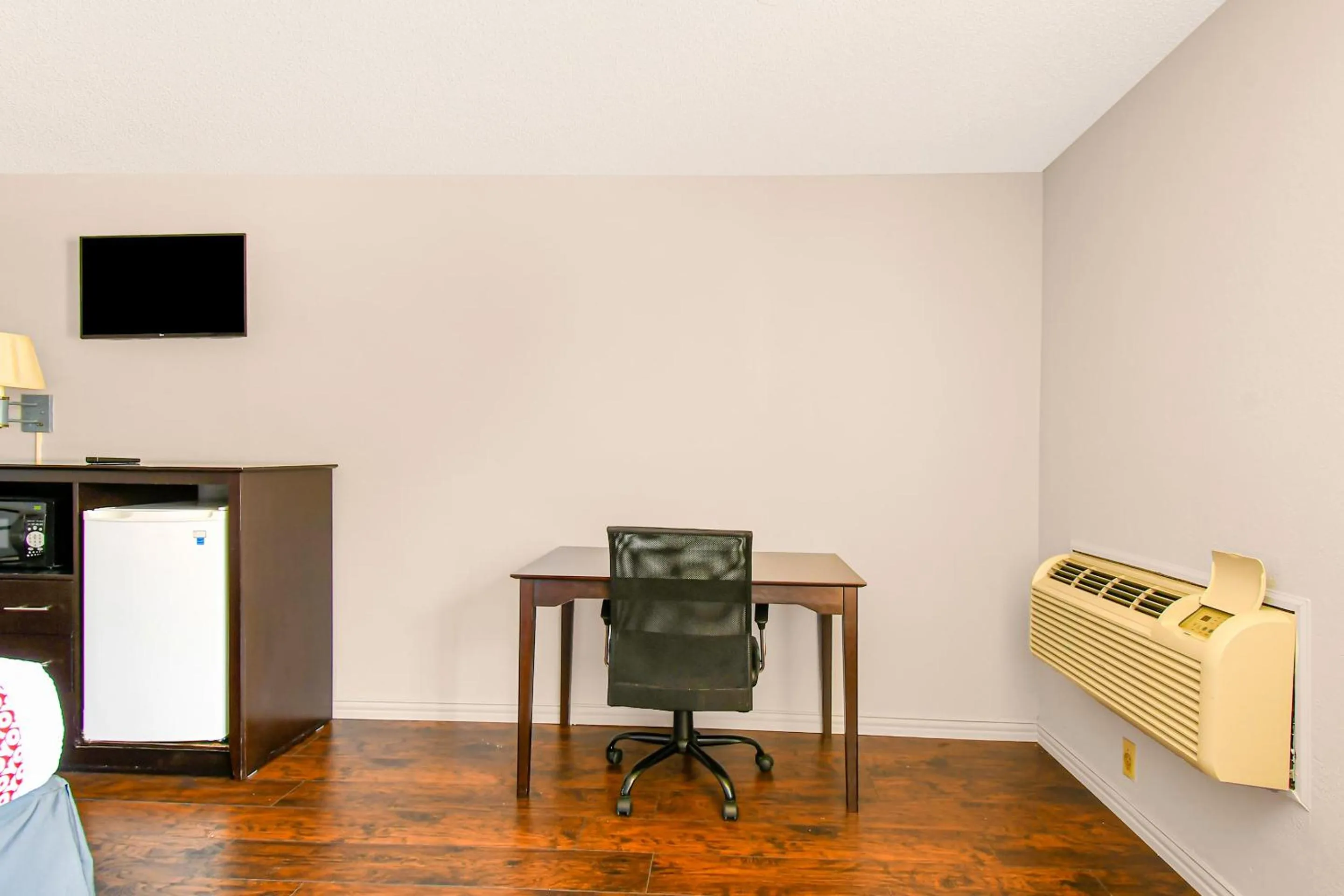 Bedroom in OYO Hotel Irving DFW Airport South