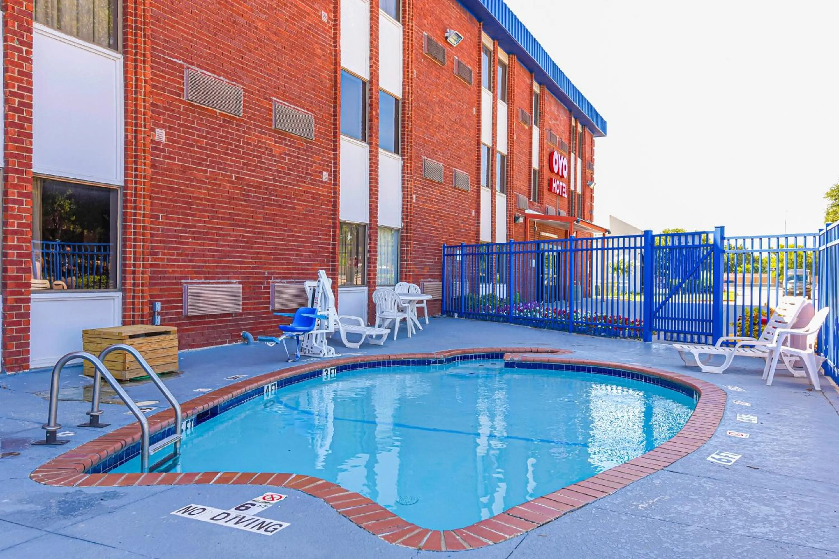 Swimming pool in OYO Hotel Irving DFW Airport South