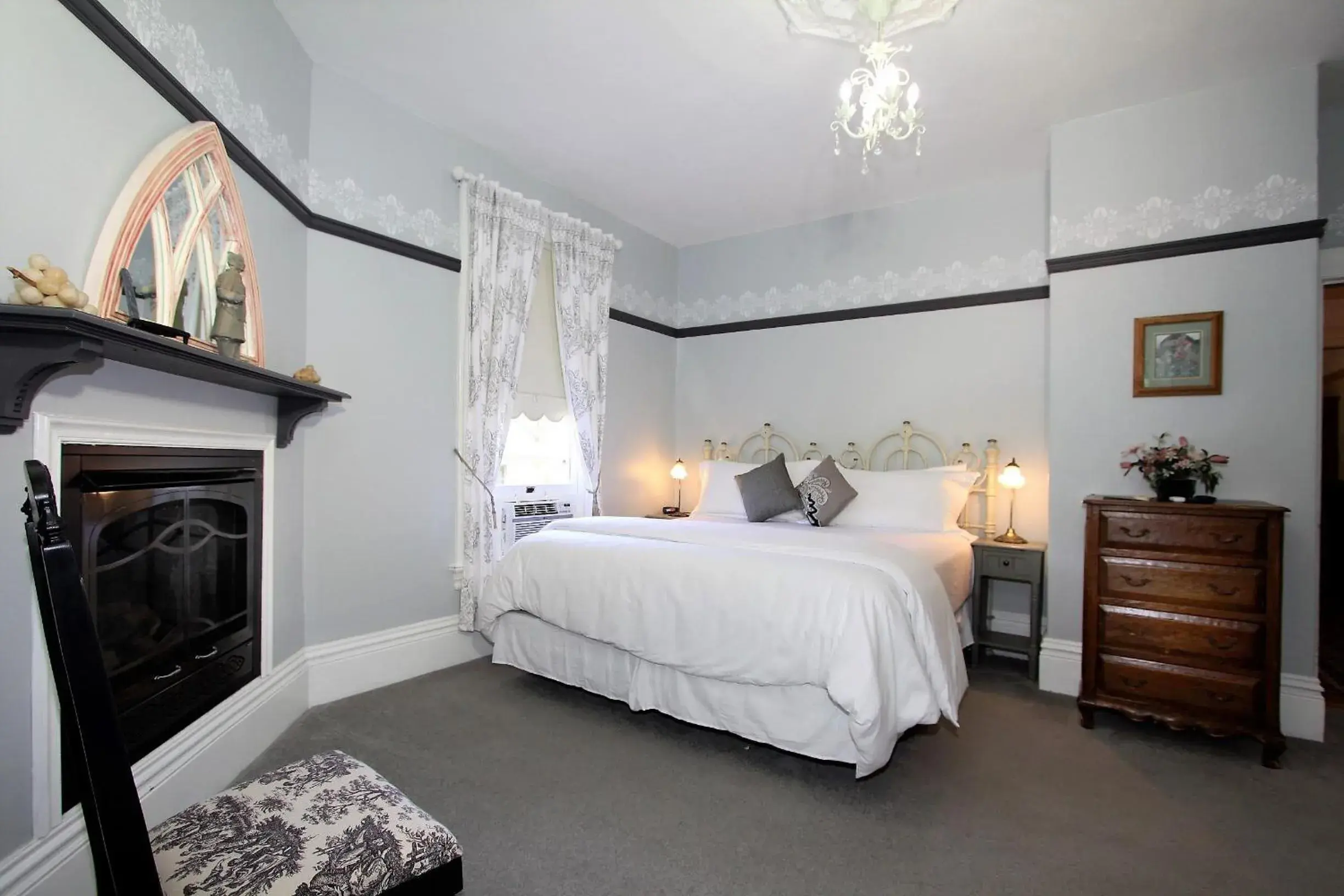 Bed in The Napa Inn Bed in The Napa Inn