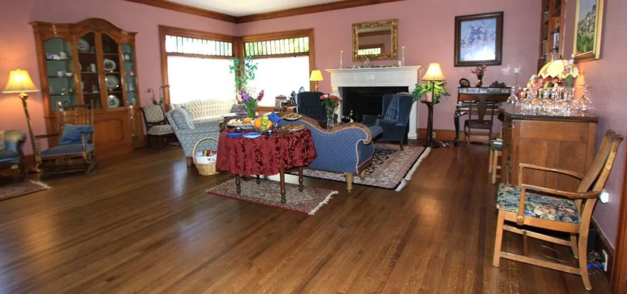 Communal lounge/ TV room in The Napa Inn