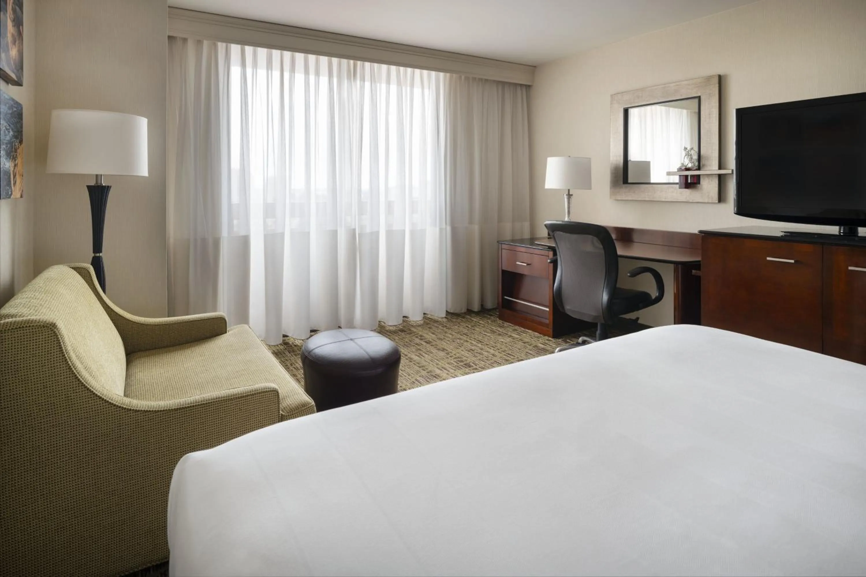 Photo of the whole room, Bed in San Diego Marriott La Jolla