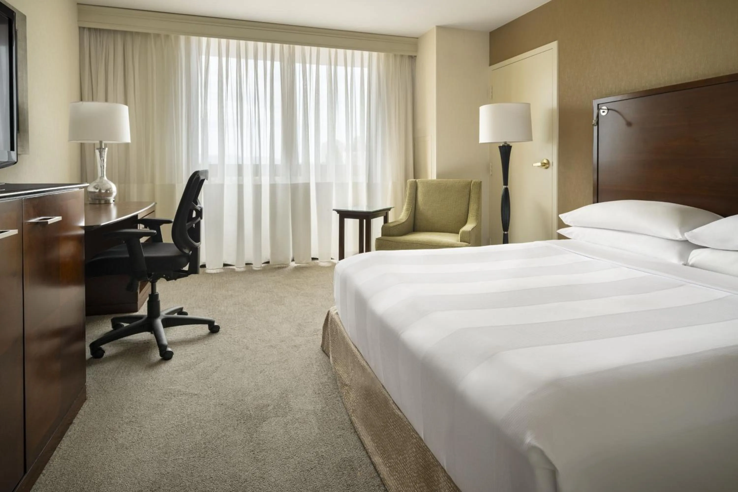 Photo of the whole room, Bed in San Diego Marriott La Jolla