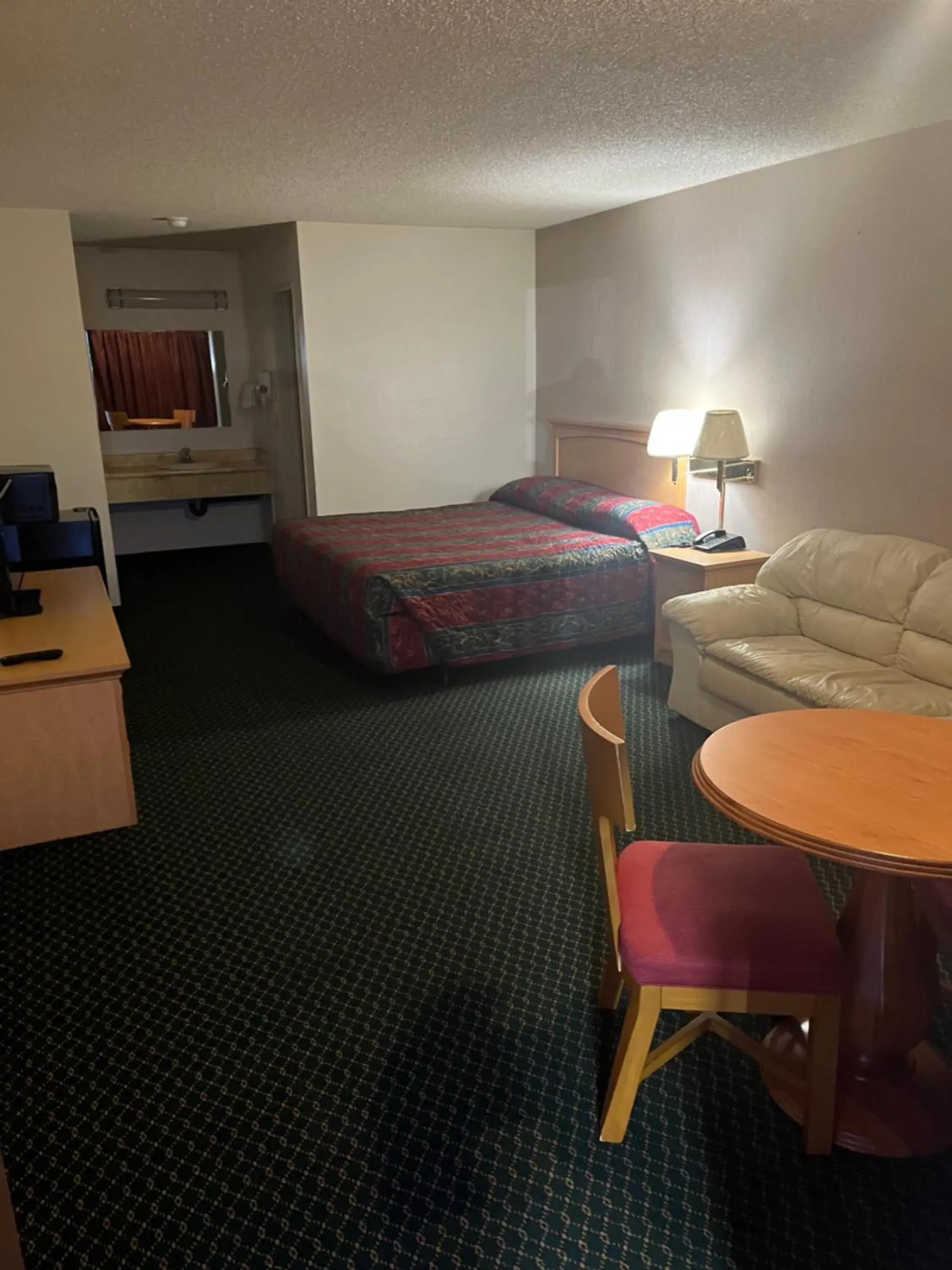 Dining area, Bed in Western Inn Lakewood Dining area, Bed in Western Inn Lakewood
