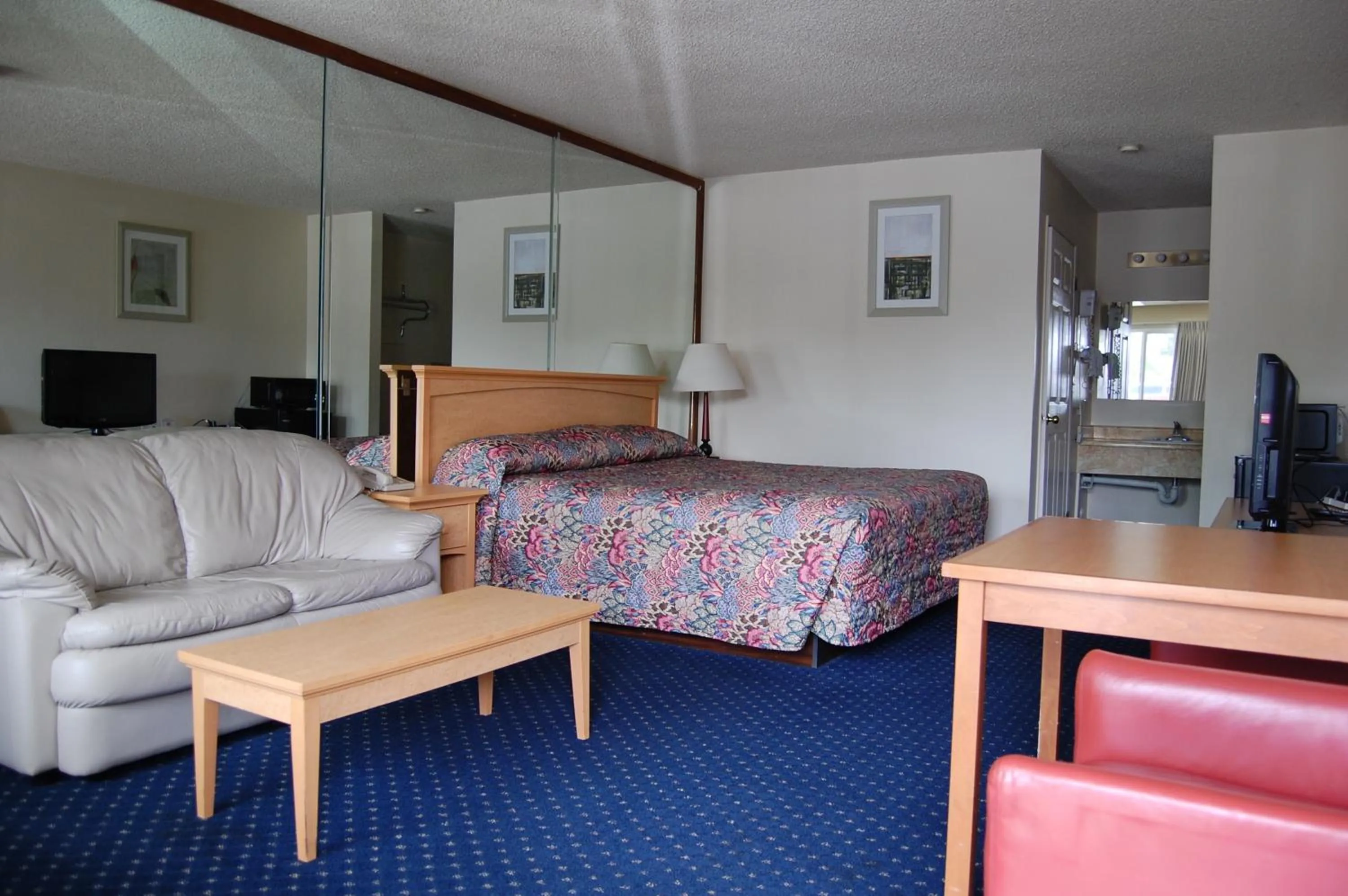 Photo of the whole room in Western Inn Lakewood