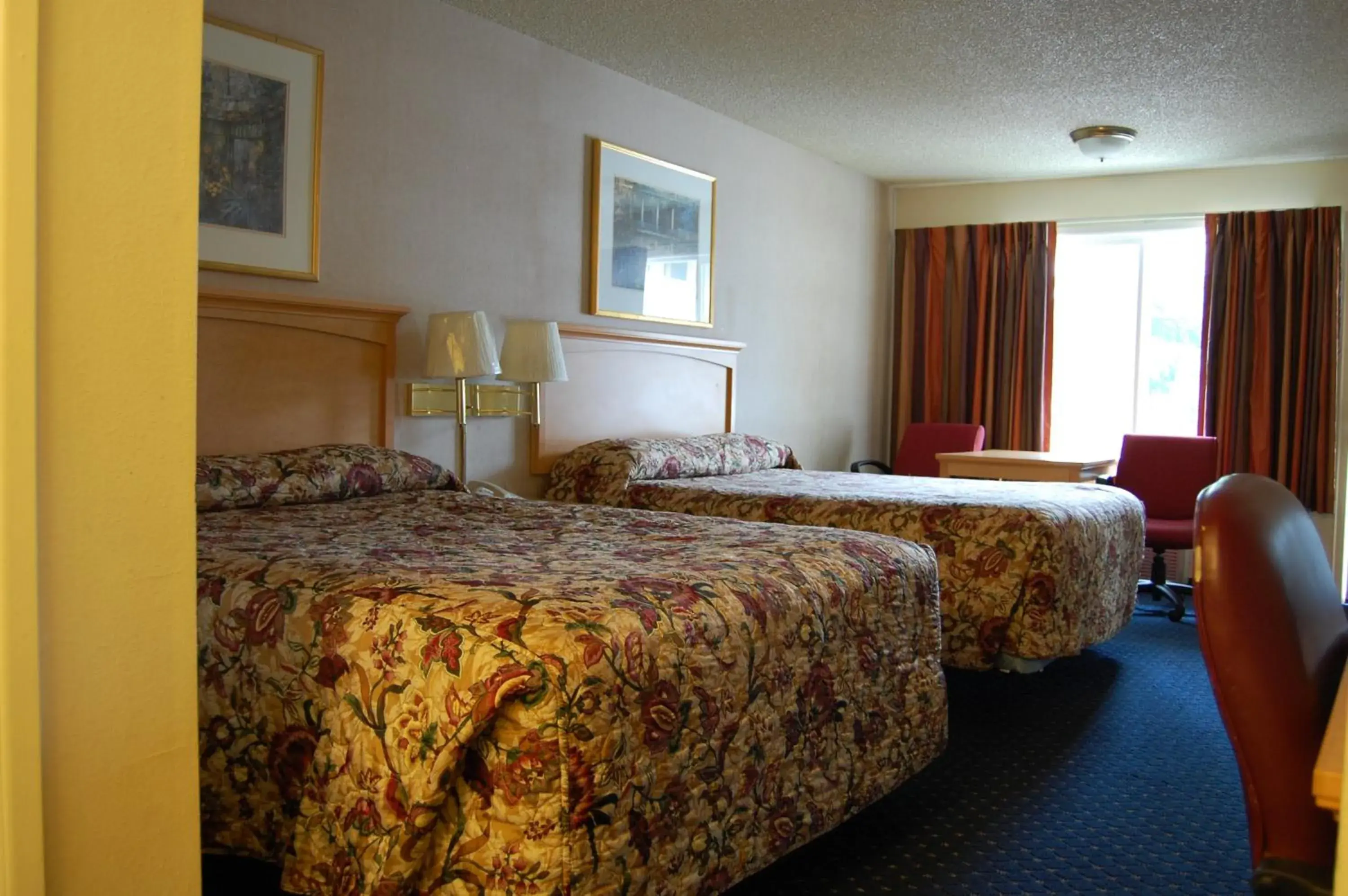 Seating area, Bed in Western Inn Lakewood Seating area, Bed in Western Inn Lakewood