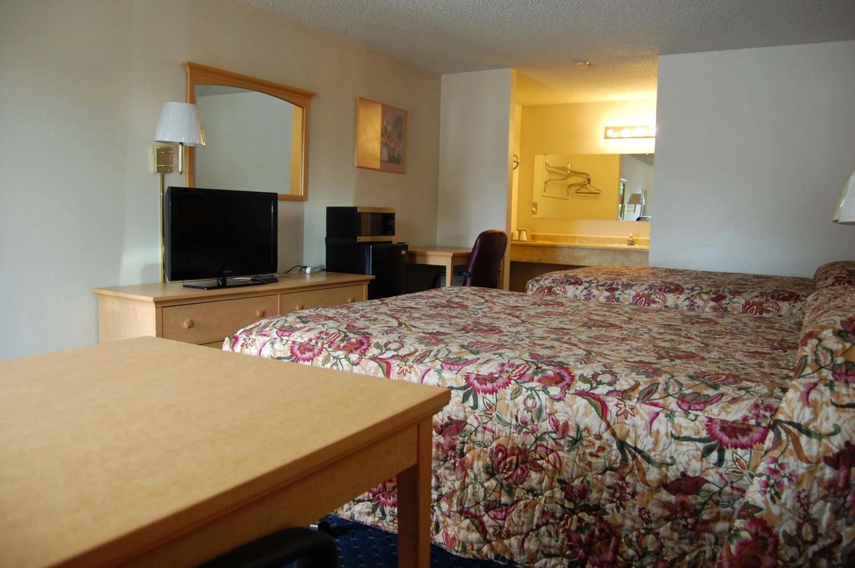 Photo of the whole room, Bed in Western Inn Lakewood
