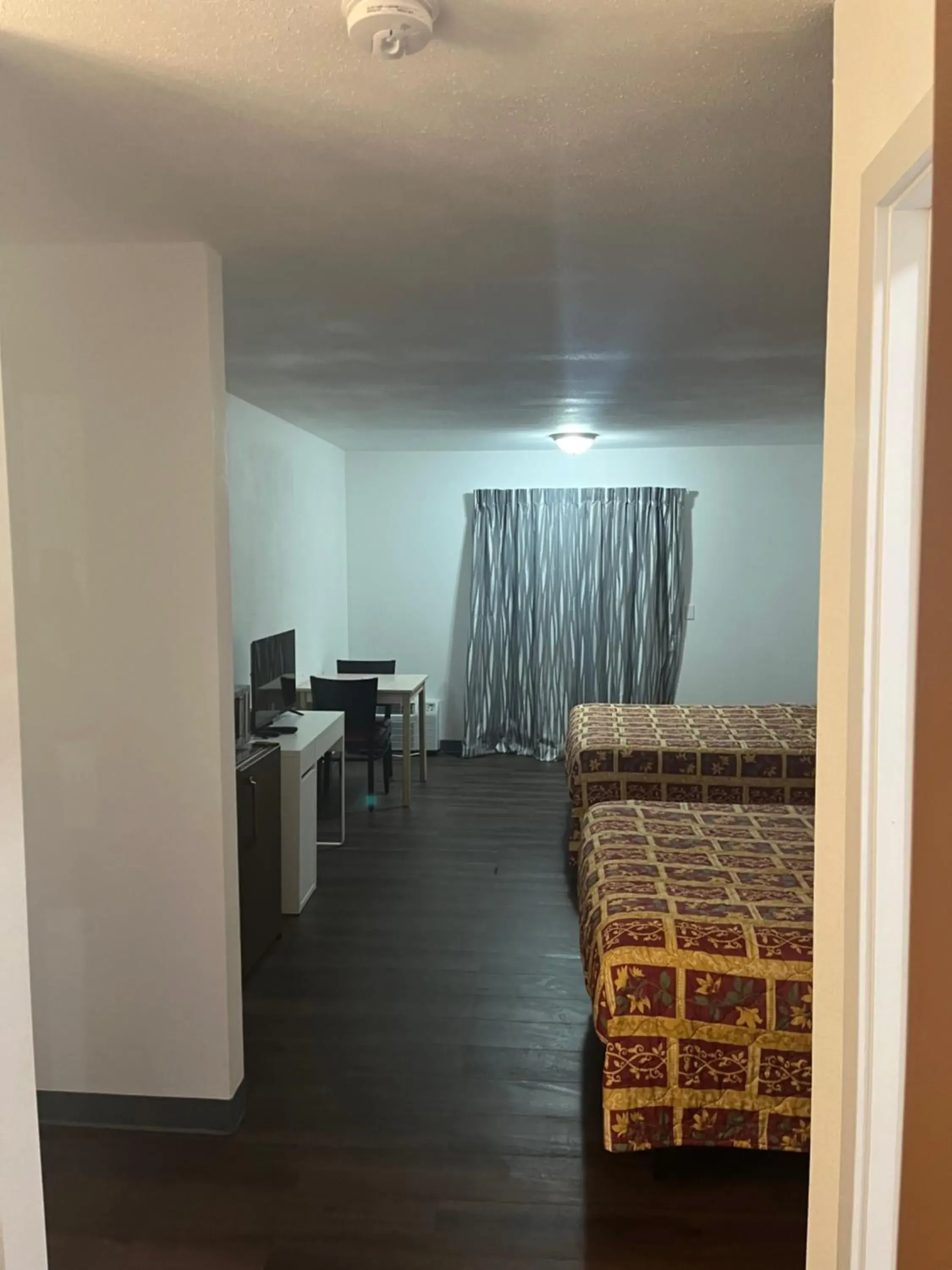 Queen Room with Two Queen Beds - Smoking in Western Inn Lakewood Queen Room with Two Queen Beds - Smoking in Western Inn Lakewood