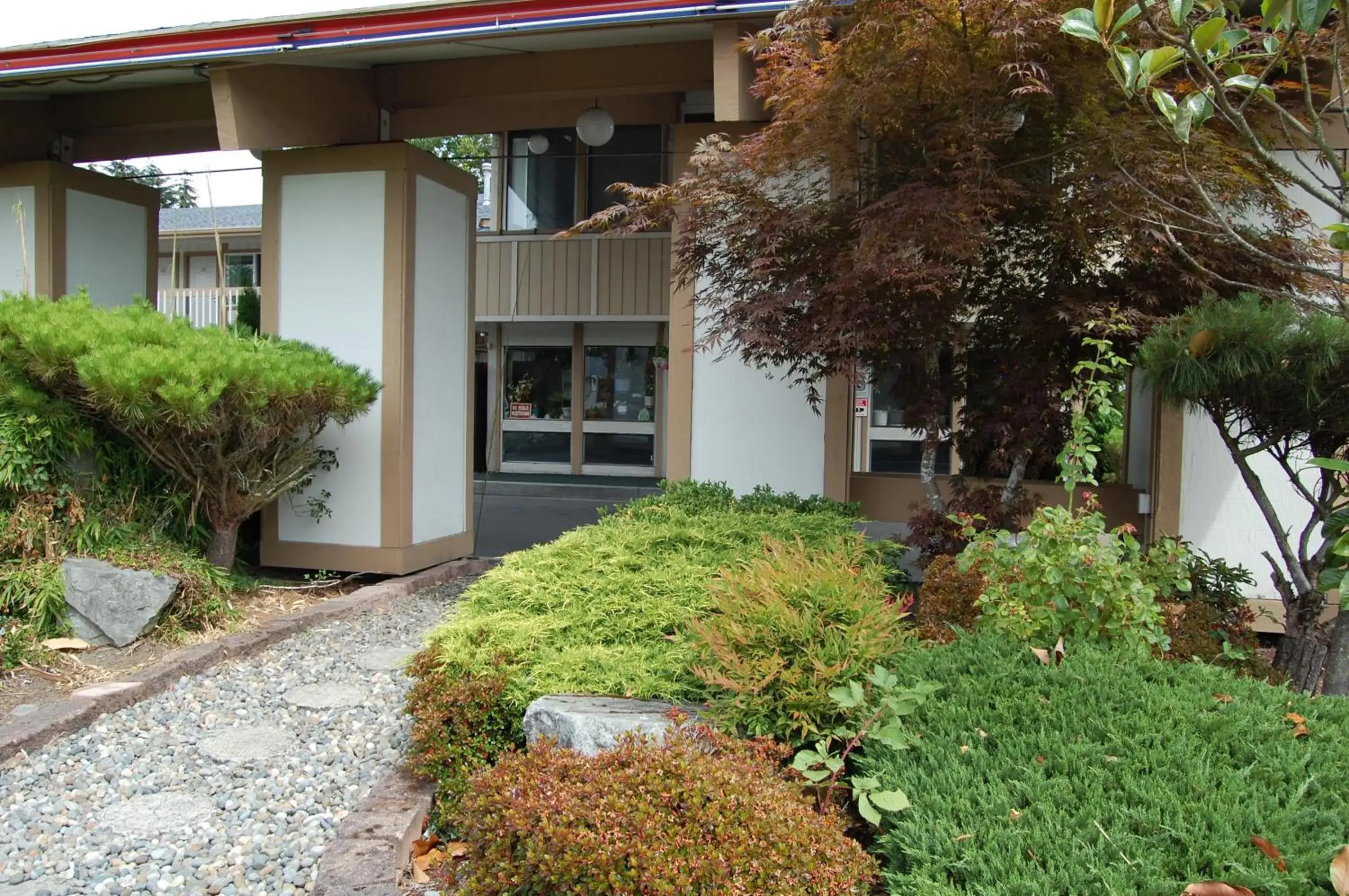 Property building in Western Inn Lakewood Property building in Western Inn Lakewood