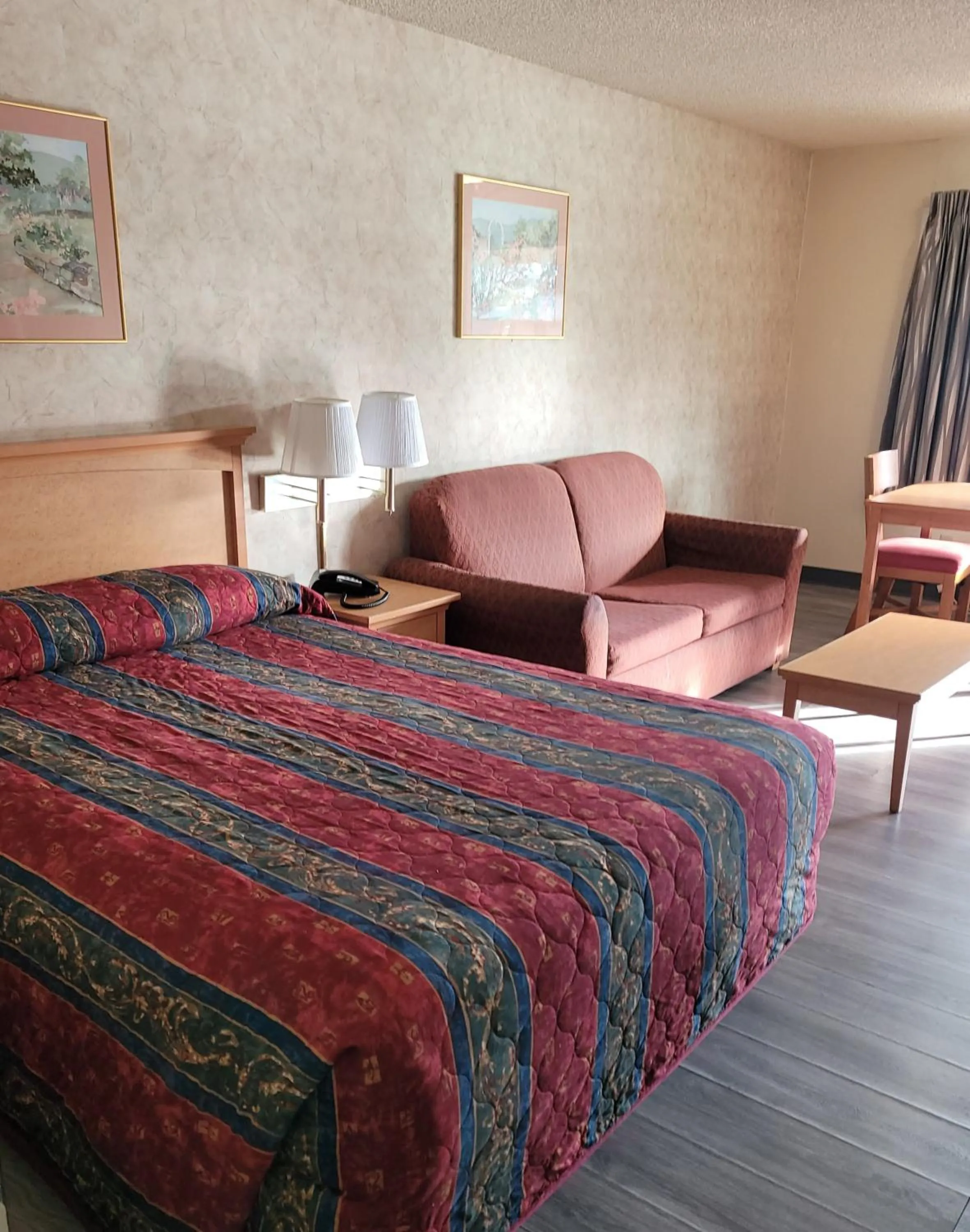 Breakfast, Bed in Western Inn Lakewood