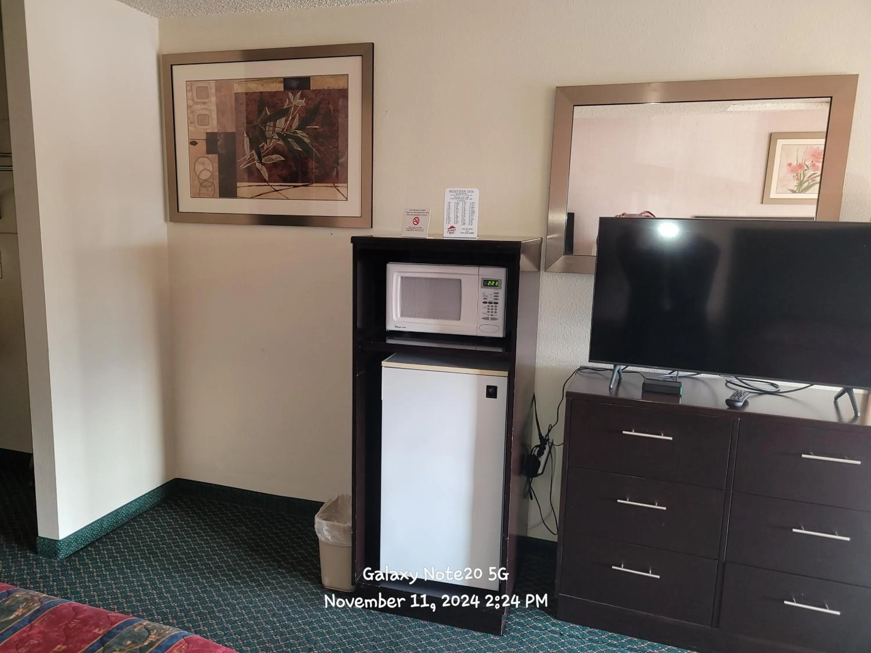 TV and multimedia in Western Inn Lakewood