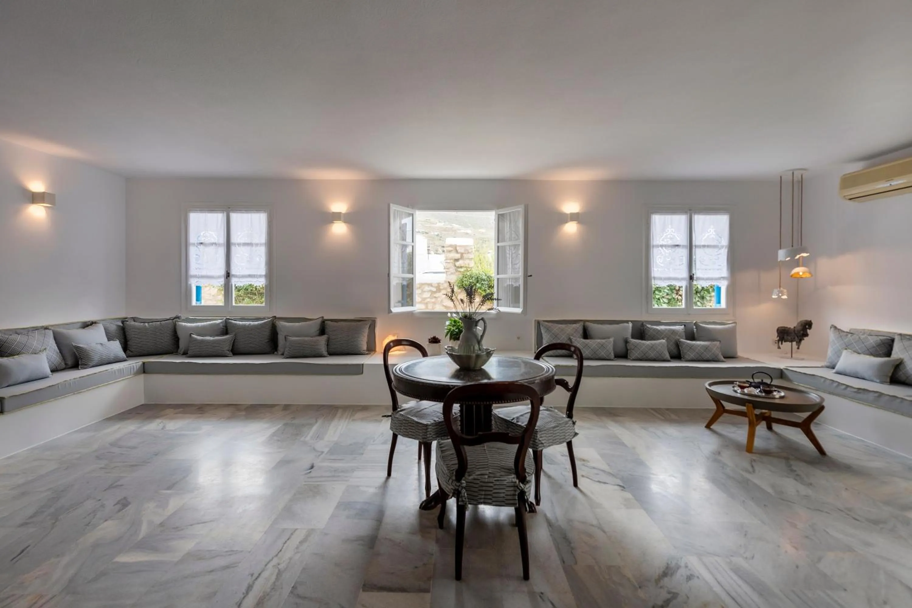 Lounge or bar in Hotel Aegeon