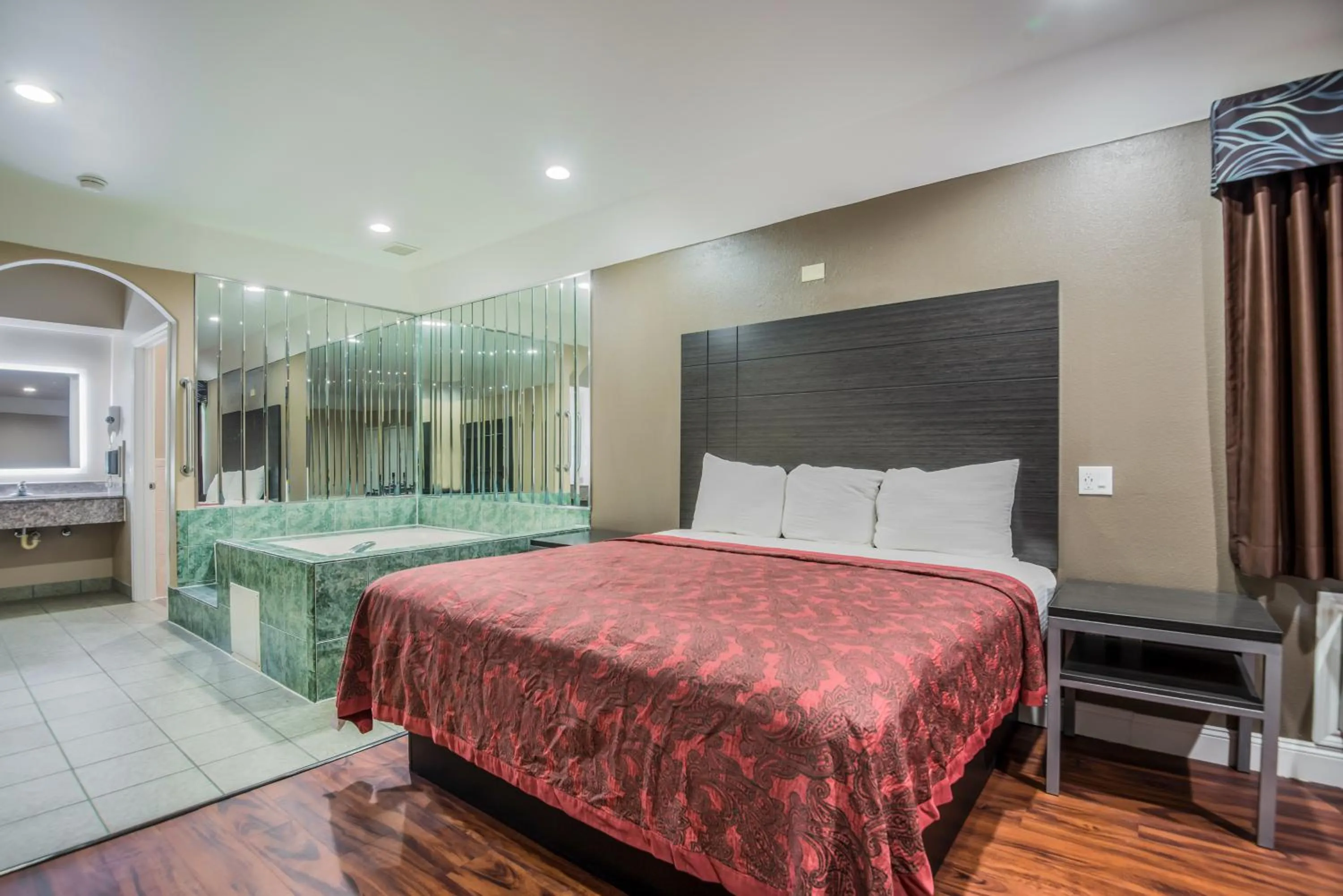 Bed in Scottish Inns & Suites IAH Airport-Beltway 8