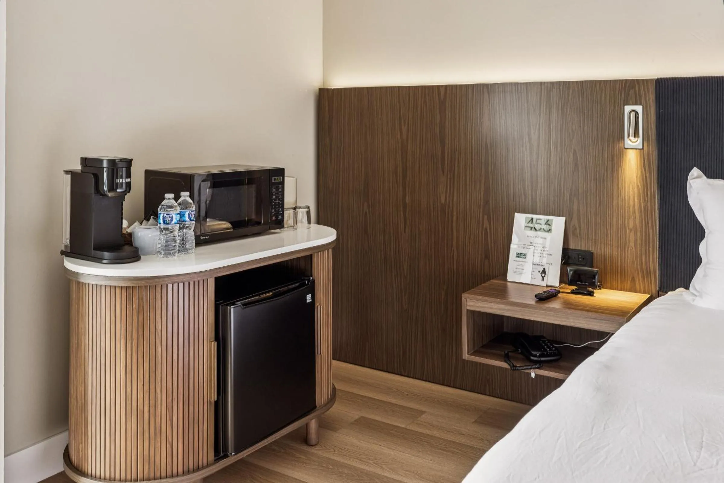 Bed in 456 Embarcadero Inn & Suites