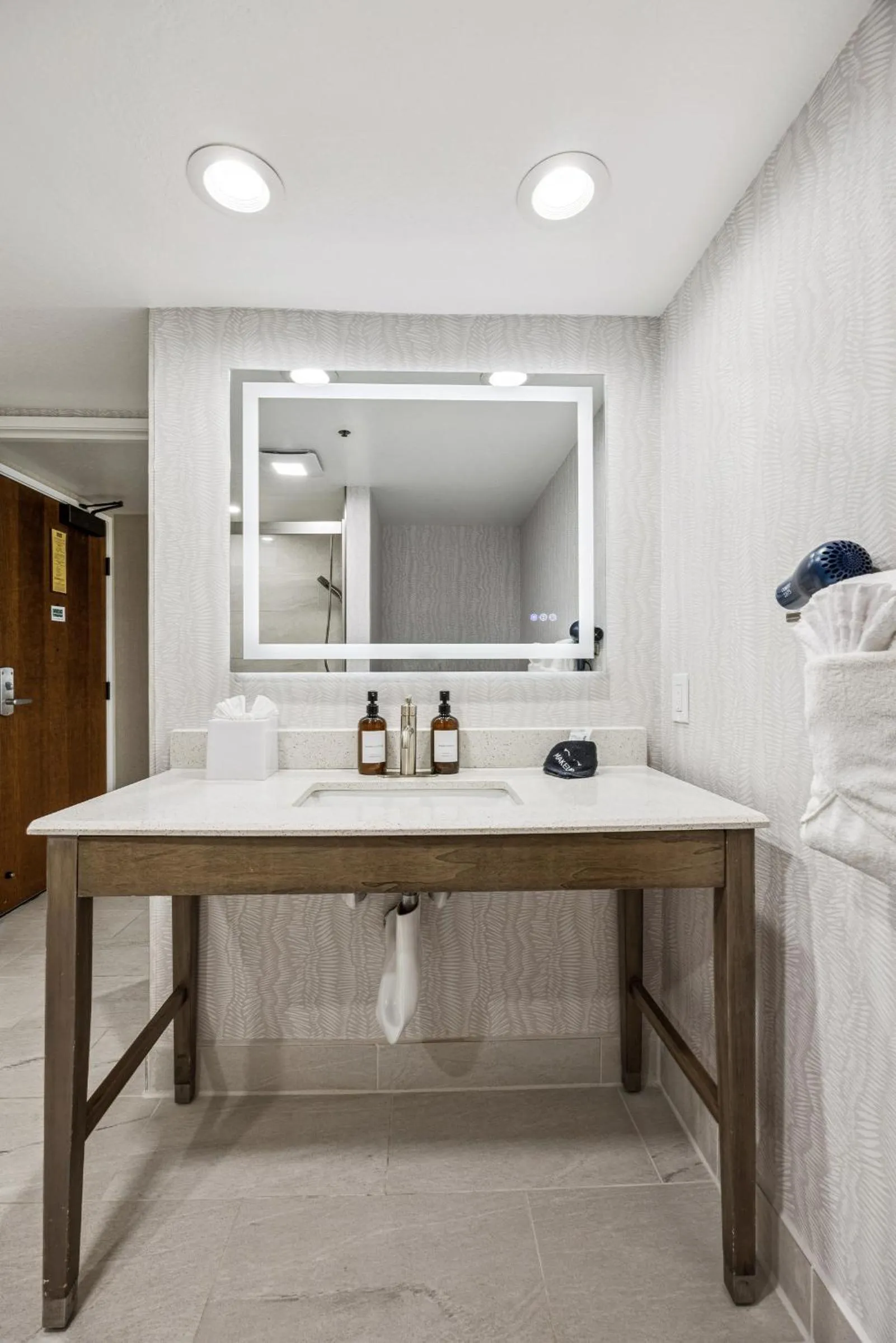 Bed in 456 Embarcadero Inn & Suites