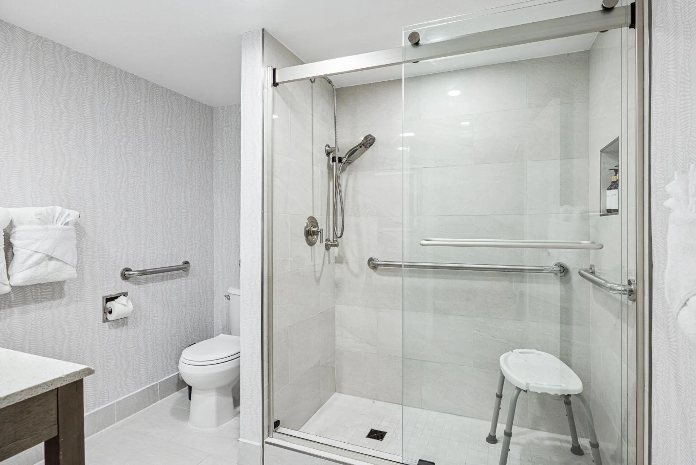 456 Embarcadero Inn & Suites