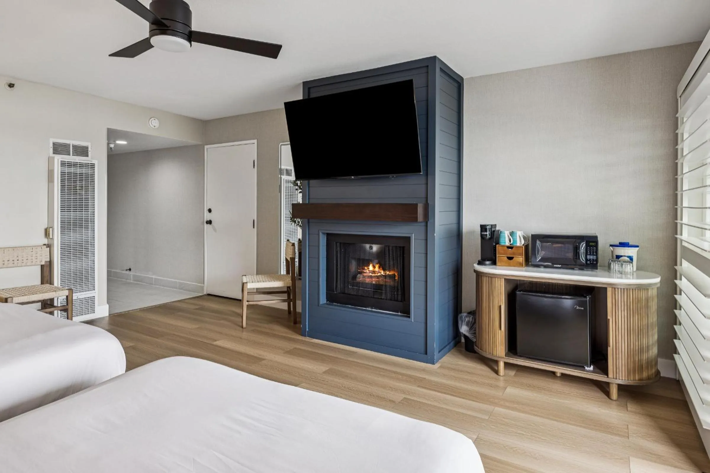 Bed in 456 Embarcadero Inn & Suites