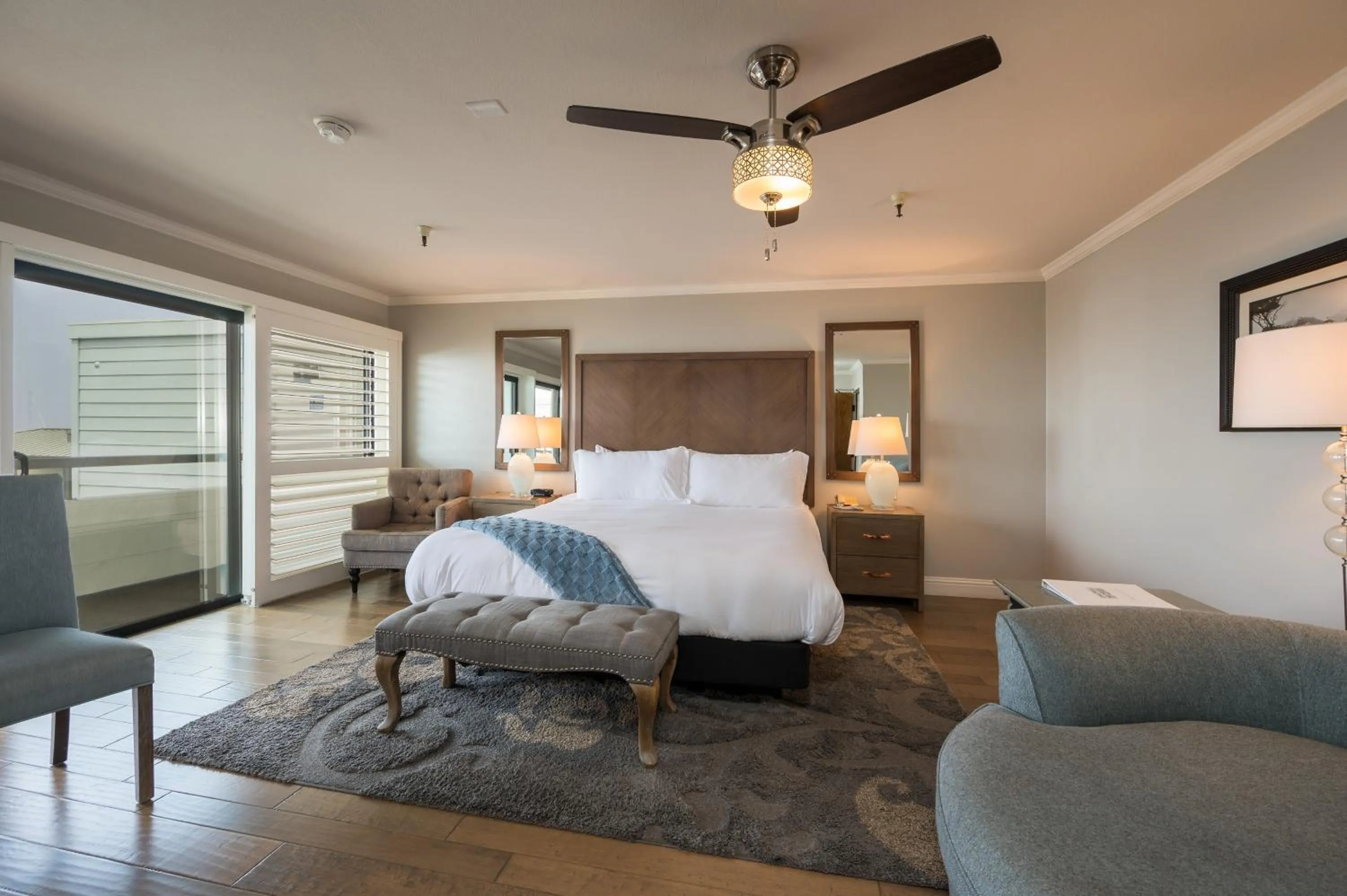 Bed in 456 Embarcadero Inn & Suites