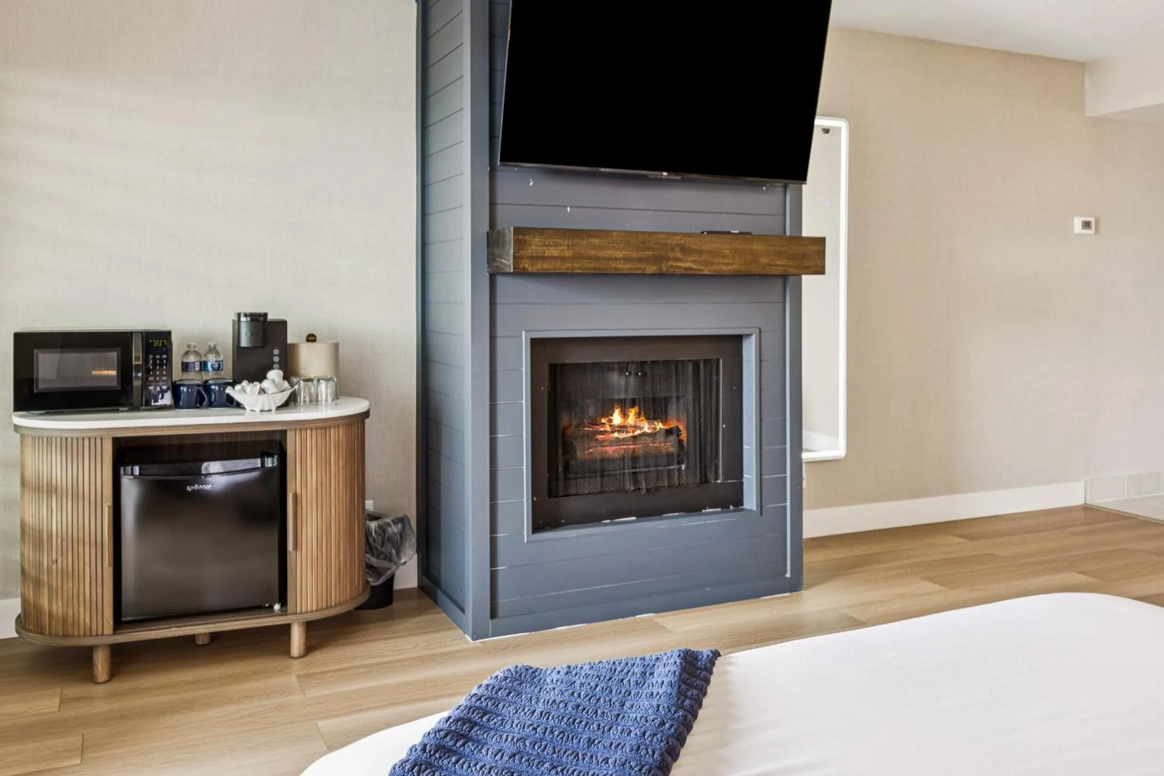 Bed in 456 Embarcadero Inn & Suites