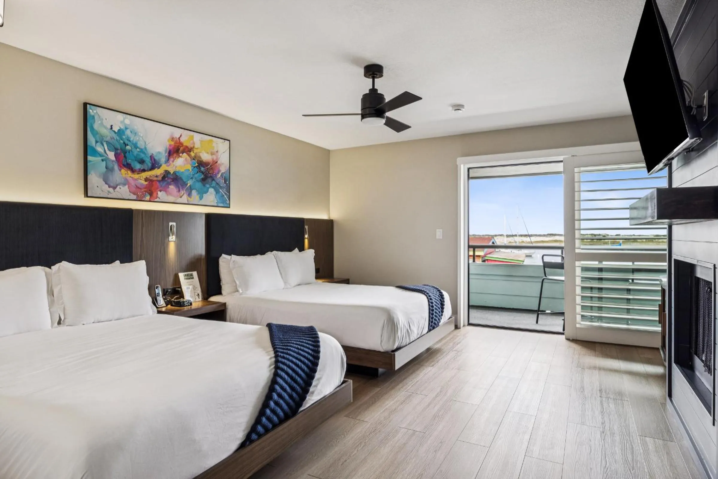 Bed in 456 Embarcadero Inn & Suites