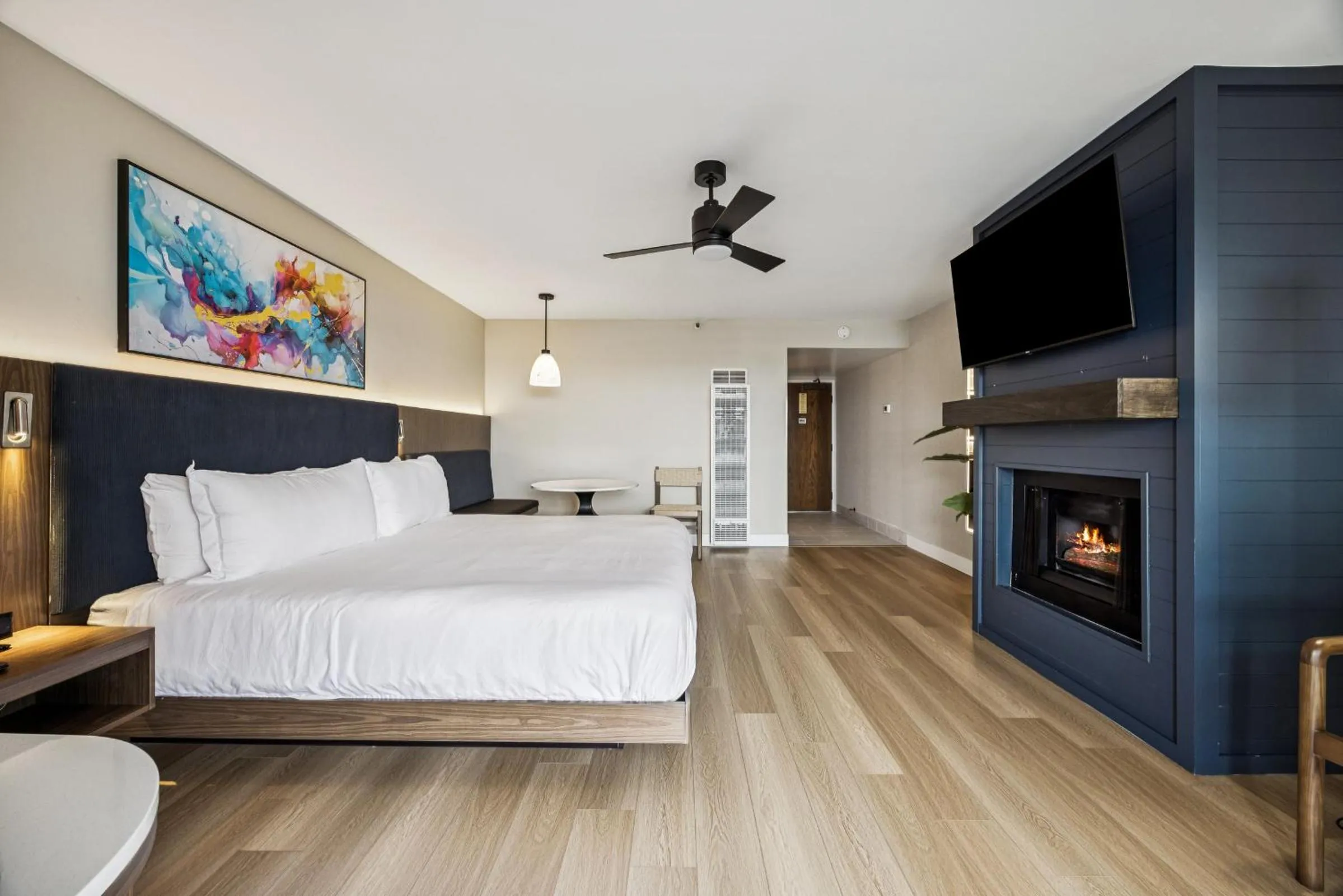 Bed in 456 Embarcadero Inn & Suites