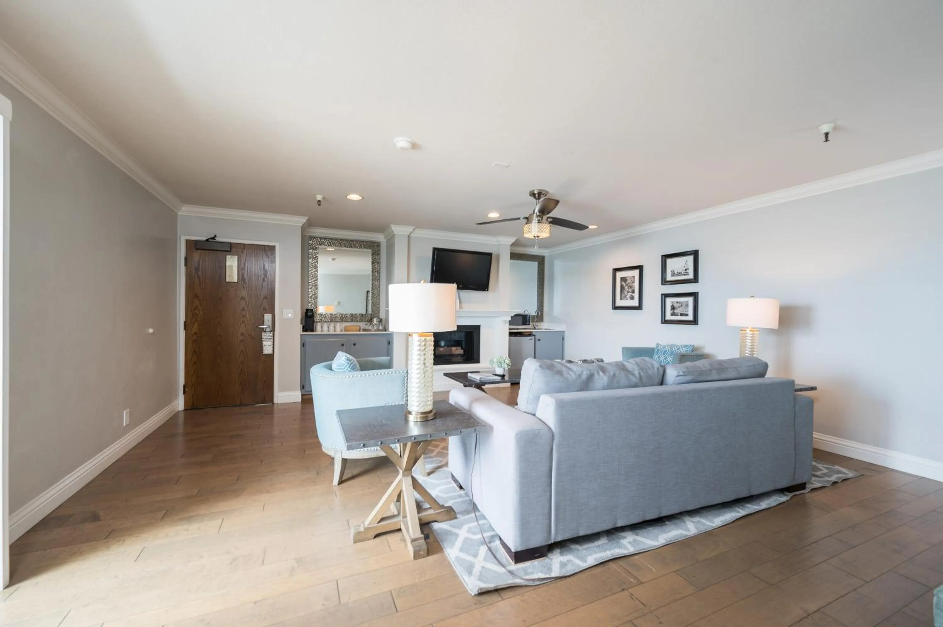 TV and multimedia in 456 Embarcadero Inn & Suites